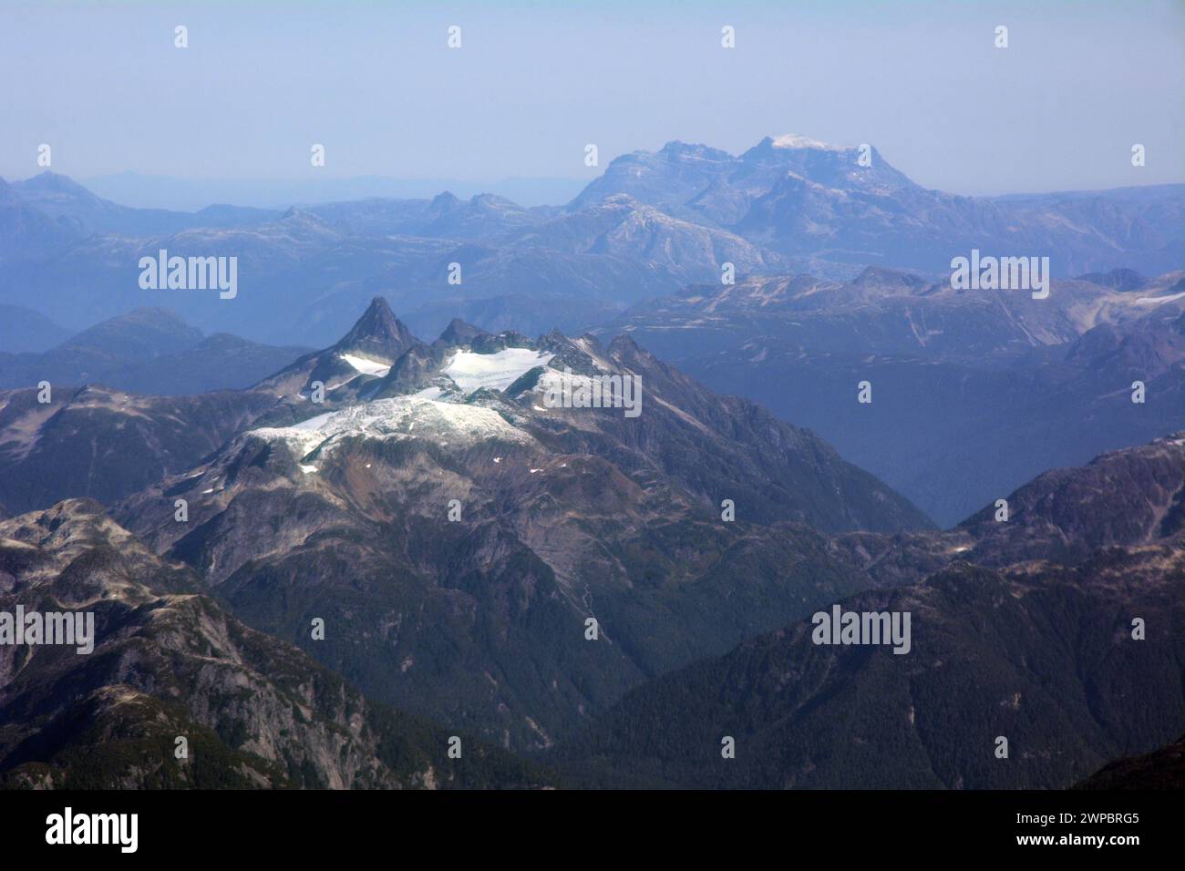 Luftaufnahme der Coast Mountains von British Columbia am Ende des Sommers mit Gletscherschmelze und Rückzug in der Nähe von Bella Coola, British Columbia, Kanada. Stockfoto