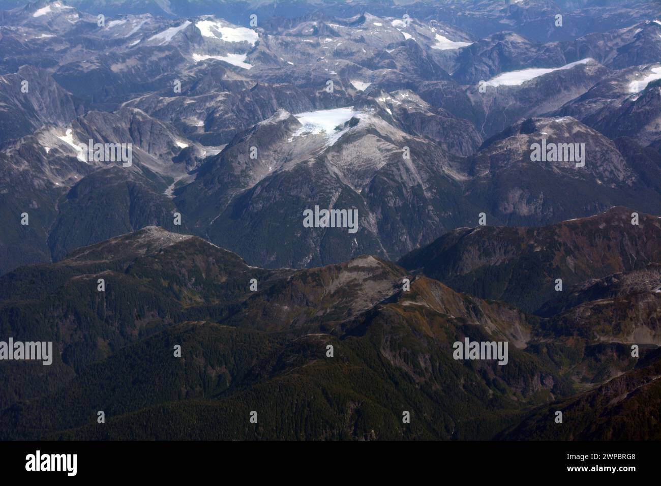 Luftaufnahme der Coast Mountains von British Columbia am Ende des Sommers mit Gletscherschmelze und Rückzug in der Nähe von Bella Coola, British Columbia, Kanada. Stockfoto