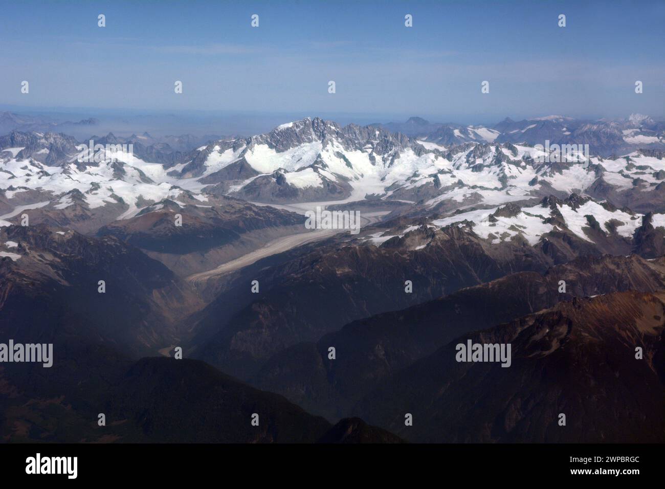 Ein Blick aus der Vogelperspektive auf Mount Waddington und den Franklin-Gletscher im Sommer, den höchsten Berg in British Columbia, in den Pacific Coast Ranges, Kanada. Stockfoto