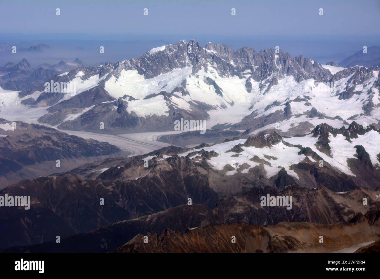 Ein Blick aus der Vogelperspektive auf Mount Waddington und den Franklin-Gletscher im Sommer, den höchsten Berg in British Columbia, in den Pacific Coast Ranges, Kanada. Stockfoto