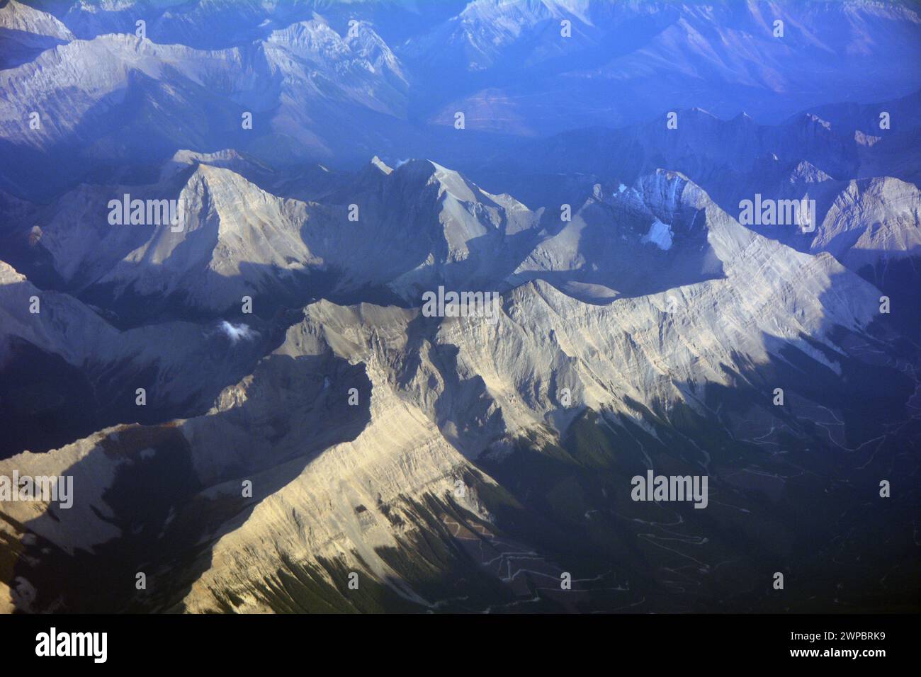 Eine Luftaufnahme der Rocky Mountains im Spätsommer an der Grenze zwischen British Columbia und Alberta im Westen Kanadas. Stockfoto