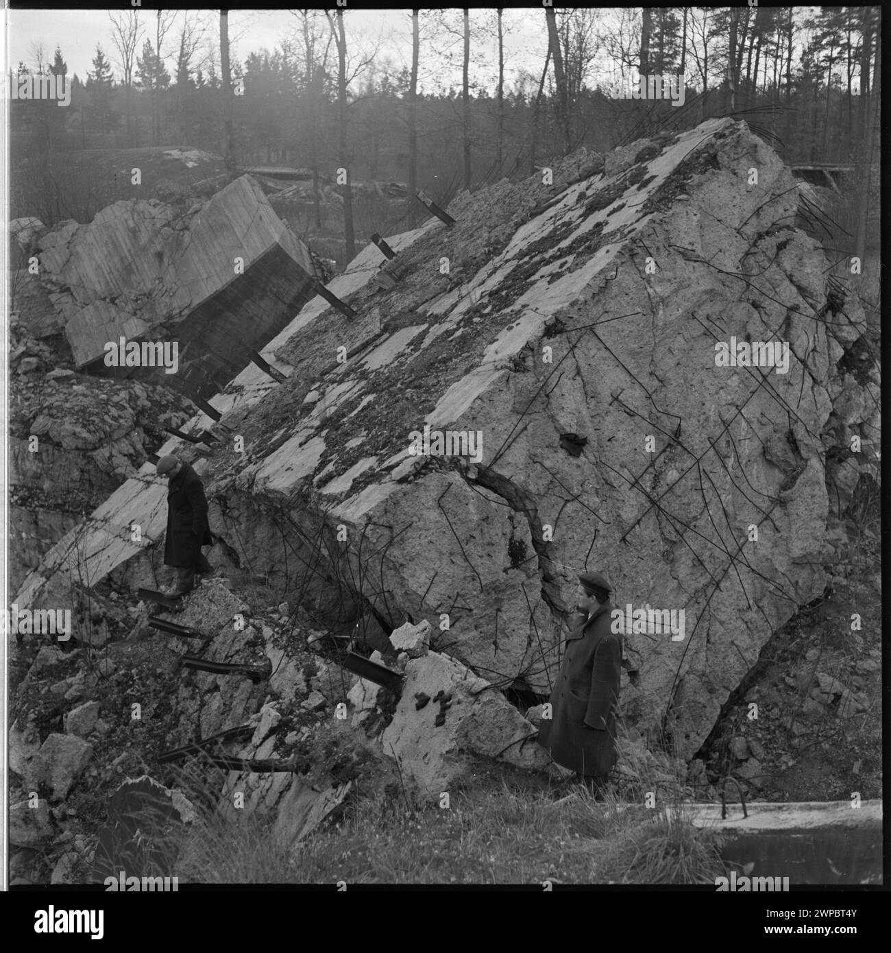 Fotografie der Überreste eines Bunkers in Wilcze Szańć, Adolf Hitlers ehemaliges Hauptquartier, aufgenommen 1953 von Wiesław Prażuch. Stockfoto