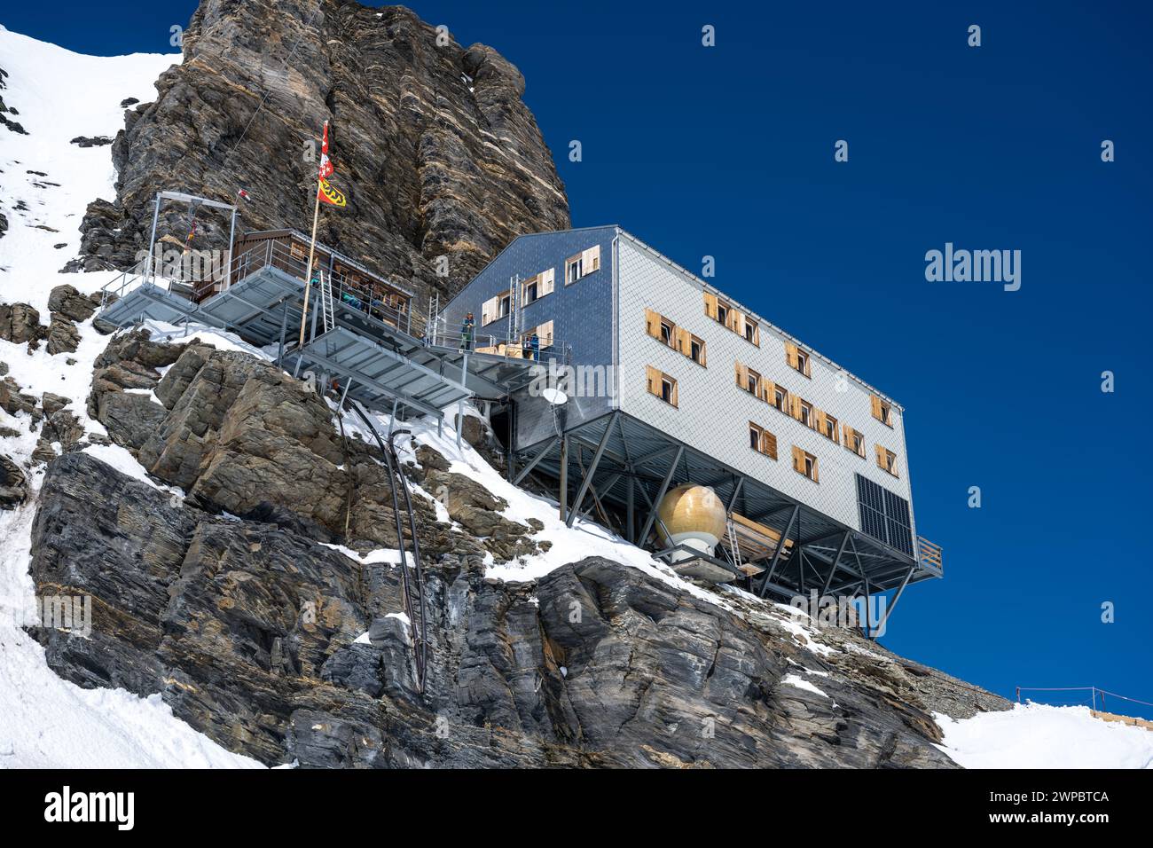 April 2022 - Grindlewald, Sitzerland. Wandern auf einem Gletscher über 3.500 m ohne Bergsteigererfahrung oder Ausrüstung, der Weg zum Mönchsjoch Stockfoto