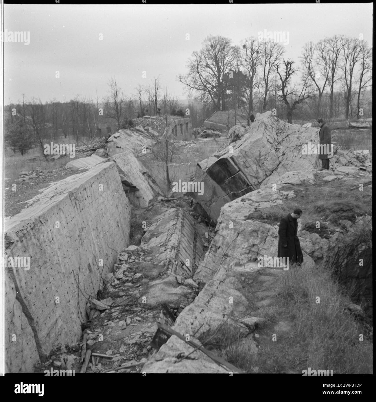 Fotografien der Überreste eines Bunkers in Hitlers Wolfsschanze, die strukturelle Details und den umgebenden Militärkomplex hervorheben, aus einer Publikation von 1953. Stockfoto