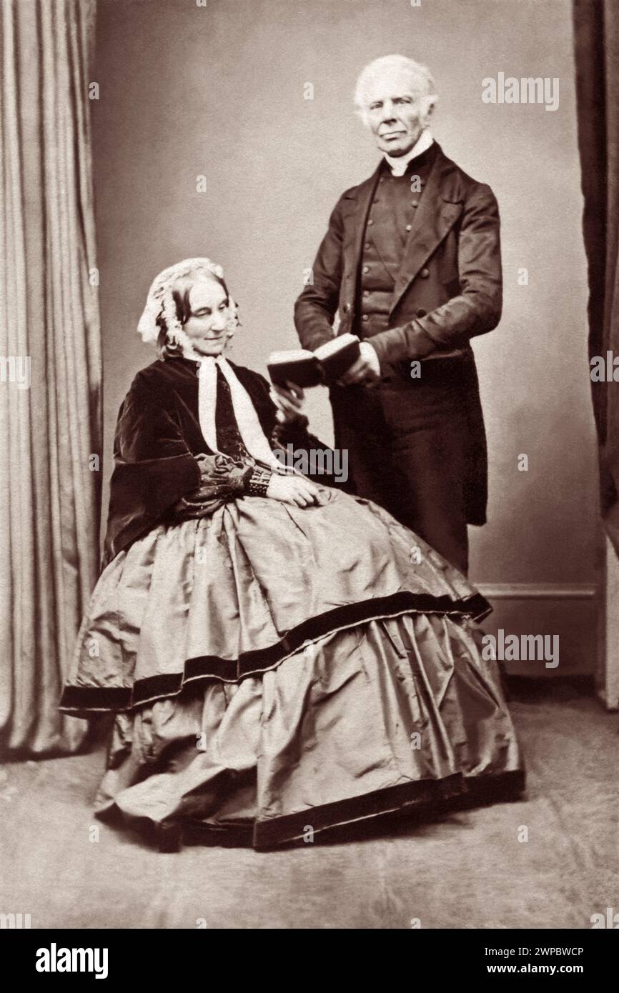 John Keble (1792–1866) englischer anglikanischer Priester, Dichter, Theologe und einer der Führer der Oxford-Bewegung in einem Atelierporträt mit seiner Frau Charlotte. Das Keble College an der Oxford University wurde nach ihm benannt. Stockfoto