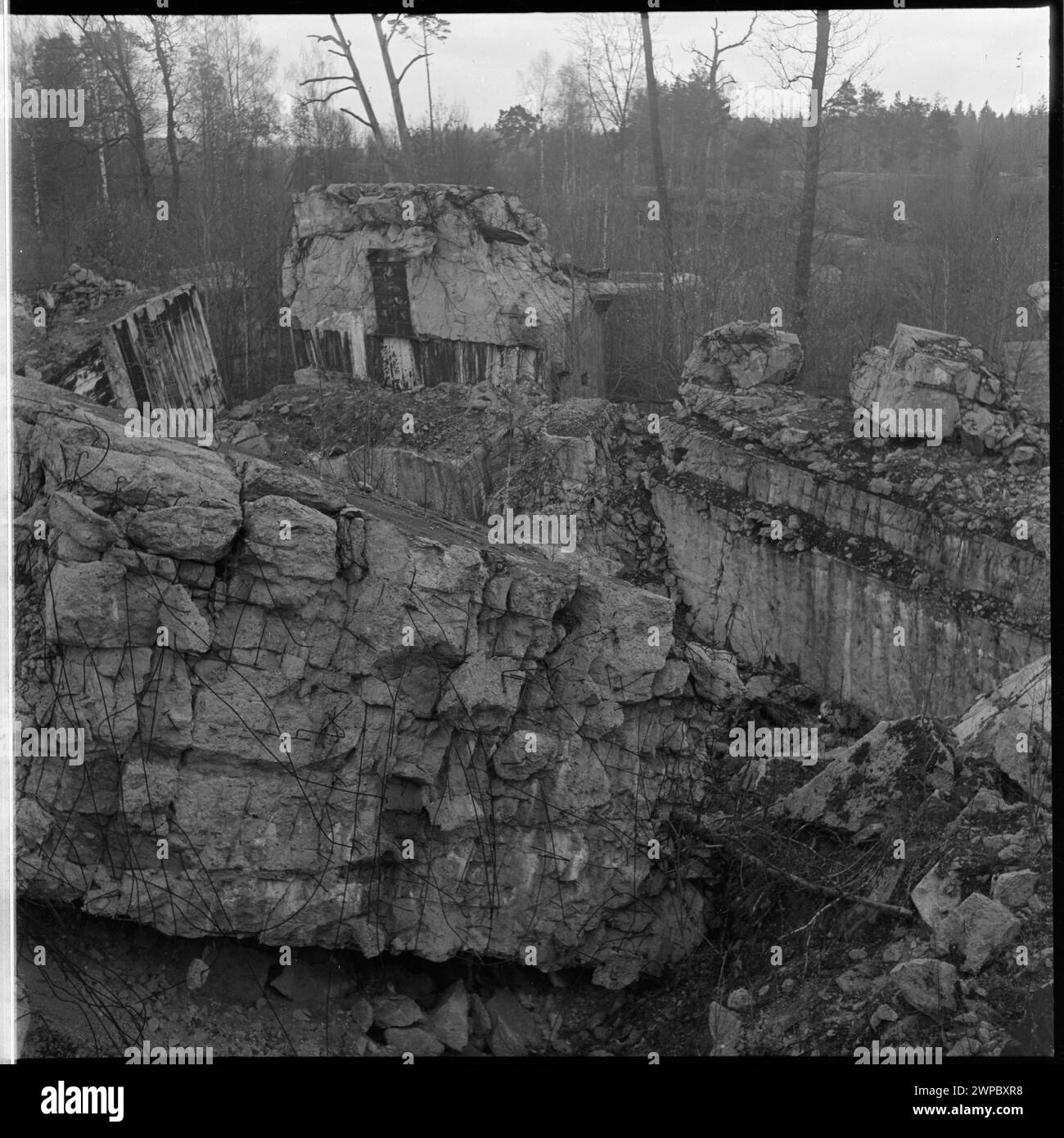 Fotografie der Überreste eines Bunkers in Wilcze Szańć, dem ehemaligen Hauptquartier von Adolf Hitler, mit strukturellen Ruinen und umliegendem Gelände im Jahr 1953. Stockfoto