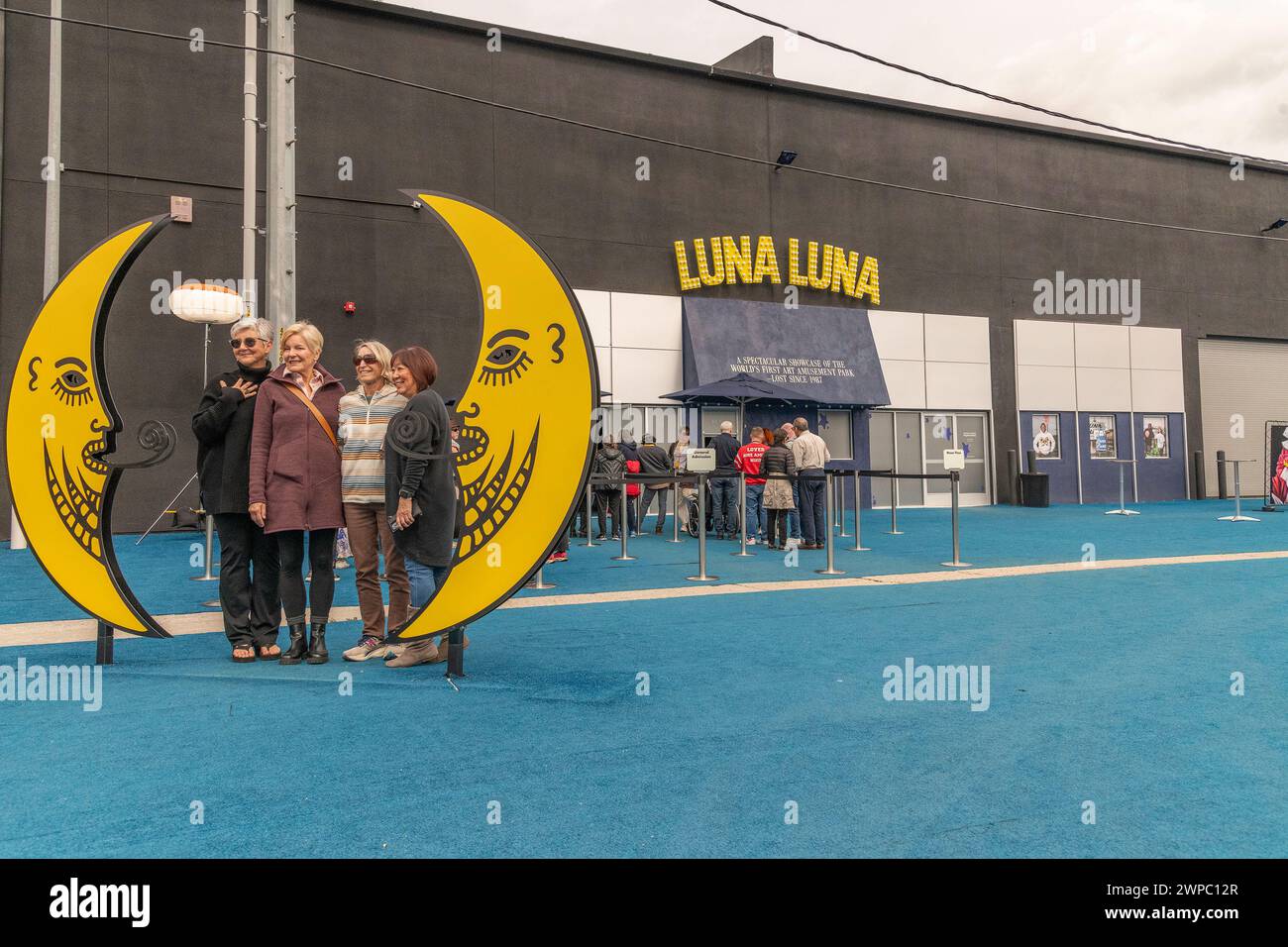 Los Angeles, CA, USA – 6. März 2024: Außenansicht der Ausstellung Luna Luna Forgotten Fantasy im Kunstviertel von Los Angeles, CA. Stockfoto