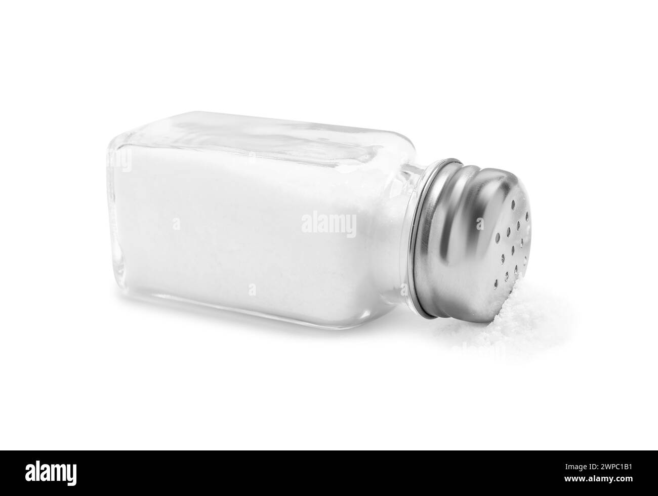 Natürliches Salz im Glasschüttler isoliert auf weiß Stockfoto