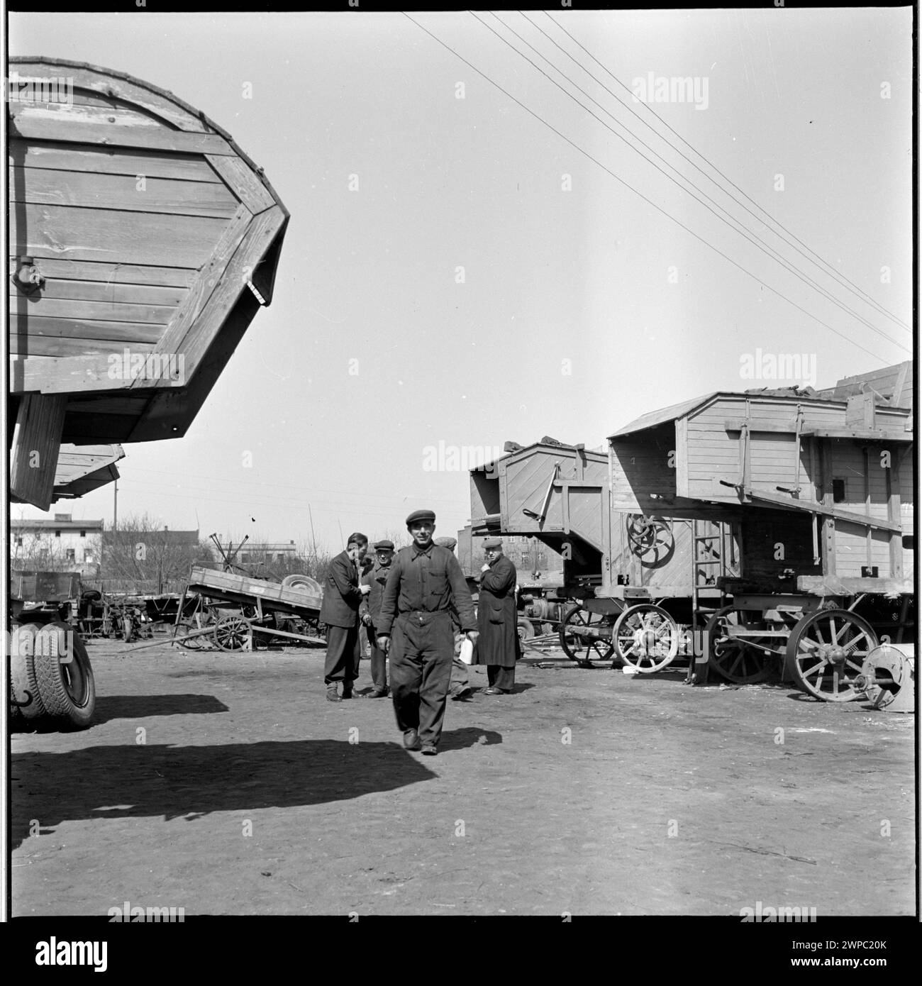 1954 Foto mit dem Maschinenpark der Staatsfeuerwehr in Karsk Pyrzycki, einschließlich des ersten Ursus-Traktors der Nachkriegszeit. Stockfoto