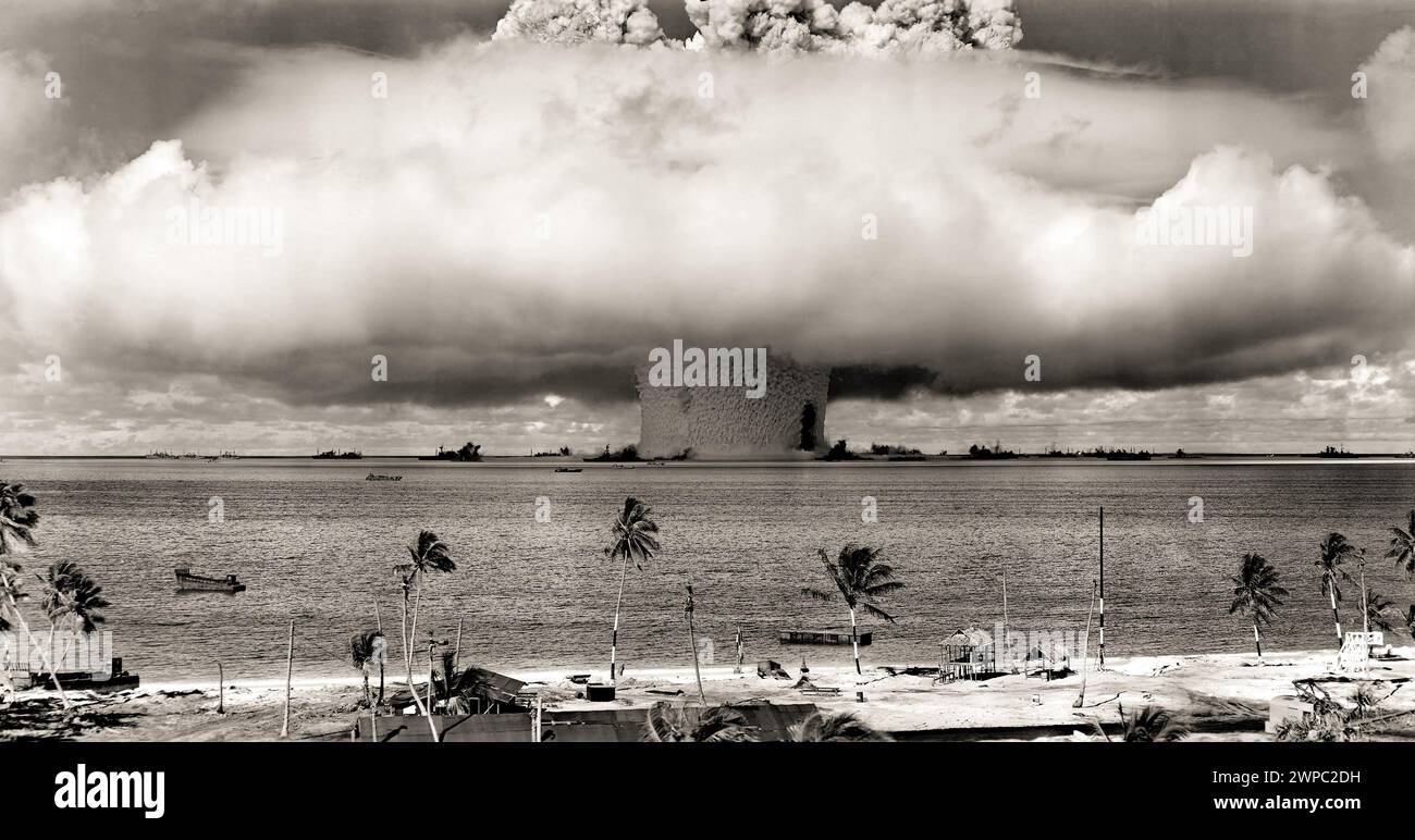 1946 , 25 . juli , BIKINI ATOLL , Marshallinseln , Pazifik : OPERATION CROSSROADS . ATOMBOMBE der United States Army Air ATOMIC BOMB für ATOMTESTS im Bikini Atoll. Die Detonation des Baker. Eine Wilson-Wolke, die die atomisierte Wassersäule freigibt. Der Bereich rechts von der Spalte markiert die Position des Schlachtschiffs USS Arkansas . Unbekannter Fotograf. - ATTACCO ATOMICO NUCLEARE ENERGIA - ENERGIE - EXPERIMENT - ESPERIMENTO - ATOMANGRIFF - BOMBA ATOMICA - Foto storiche storica - GESCHICHTSFOTOS - Esplosione - Explosion - Bombe - GUERRA FREDDA - KALTER KRIEG - ATOMO - ENERGIA NUCLEARE - nuc Stockfoto