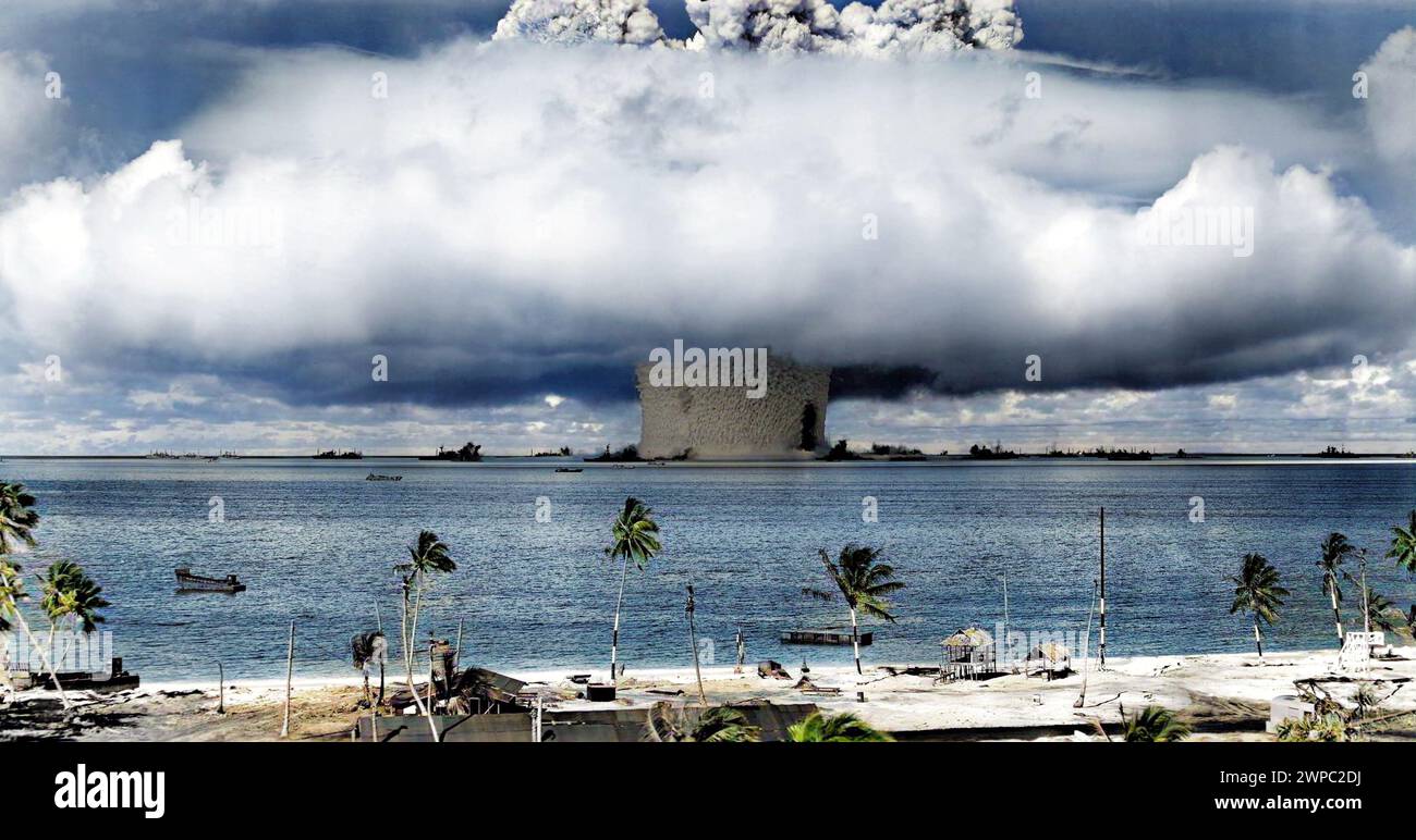 1946 , 25 . juli , BIKINI ATOLL , Marshallinseln , Pazifik : OPERATION CROSSROADS . ATOMBOMBE der United States Army Air ATOMIC BOMB für ATOMTESTS im Bikini Atoll. Die Detonation des Baker. Eine Wilson-Wolke, die die atomisierte Wassersäule freigibt. Der Bereich rechts von der Spalte markiert die Position des Schlachtschiffs USS Arkansas . Unbekannter Fotograf. DIGITAL COLORIERT. - ATTACCO ATOMICO NUCLEARE ENERGIA - ENERGIE - EXPERIMENT - ESPERIMENTO - ATOMANGRIFF - BOMBA ATOMICA - FOTO STORICHE STORICA - GESCHICHTE FOTOS - ESPLOSIONE - EXPLOSION - BOMBE - GUERRA FREDDA - KALTER KRIEG - ATOMO - Stockfoto