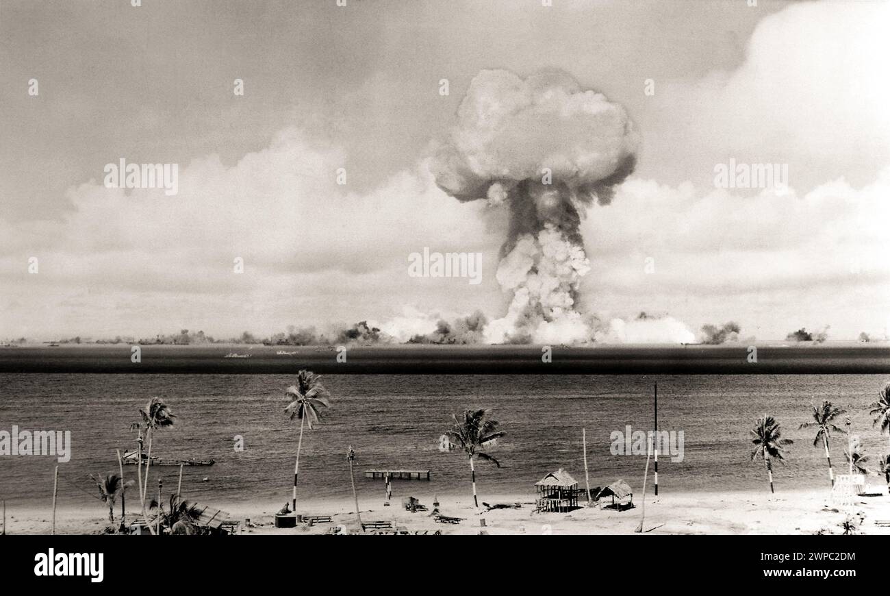 1946 , 1 . juli , BIKINI ATOLL , Marshallinseln , Pazifik : OPERATION CROSSROADS . ATOMBOMBE der United States Army Air ATOMIC BOMB für ATOMTESTS im Bikini Atoll. Operation Crossroads ' able ' Explosion, 23 Kilotonnen Luftdetonation, am 1. Juli 1946. Diese Bombe wurde mit dem berüchtigten Dämonenkern angefacht, einer kritischen Masse Plutonium, die zwei Wissenschaftler in zwei kritischen Zwischenfällen tötete. Unbekannter Fotograf. - ATTACCO ATOMICO NUCLEARE ENERGIA - ENERGIE - EXPERIMENT - ESPERIMENTO - ATOMANGRIFF - BOMBA ATOMICA - Foto storiche storica - GESCHICHTSFOTOS - Esplosione - Explosion - Bombe - GU Stockfoto