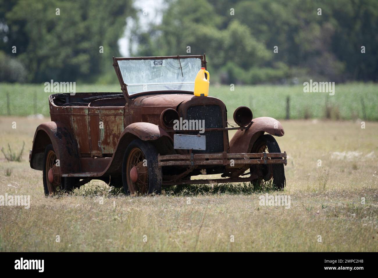 Ein sehr altes, rostiges Auto zum Verkauf Stockfoto