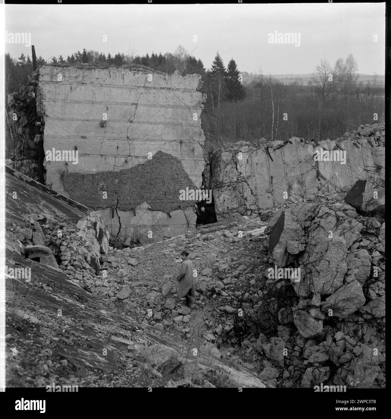 Die Fundstätte von Wilcze Szańc zeigt die Überreste eines Bunkers des Hauptquartiers Adolf Hitler, illustriert in einem artikel von Mirosław Azembski aus dem Jahr 1953. Stockfoto