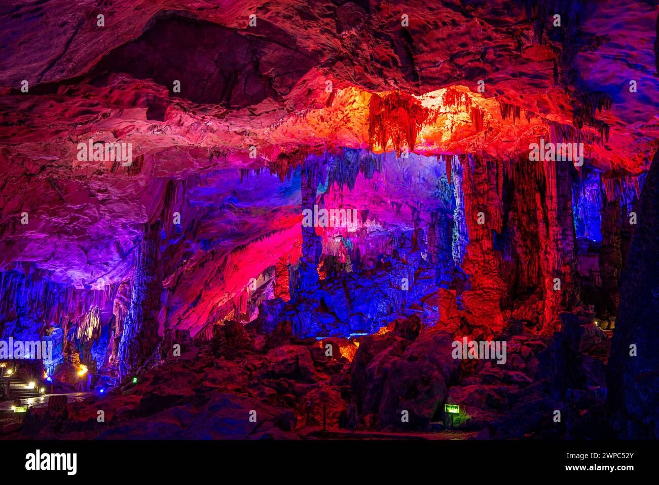 Die wunderschön beleuchteten Schilfflötenhöhlen zeigen den Kristallpalast des Drachenkönigs. Befindet sich in Guilin, Guangxi Provine, China Stockfoto