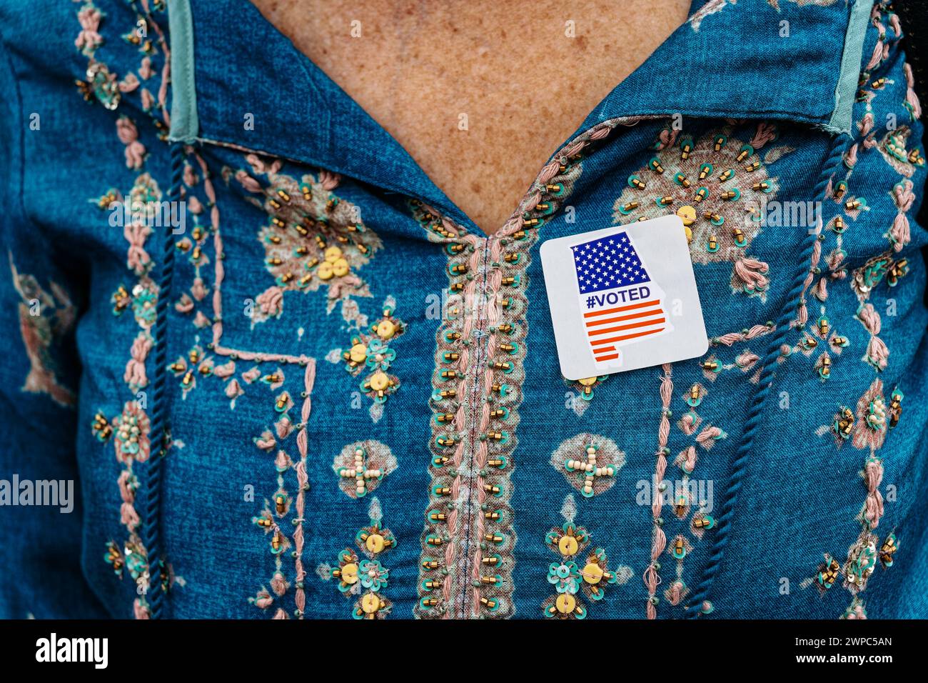 Frau mit einem „Ich habe gewählt“-Aufkleber auf ihrem Hemd oder ihrer Bluse nach der Wahl in Alabama. Stockfoto