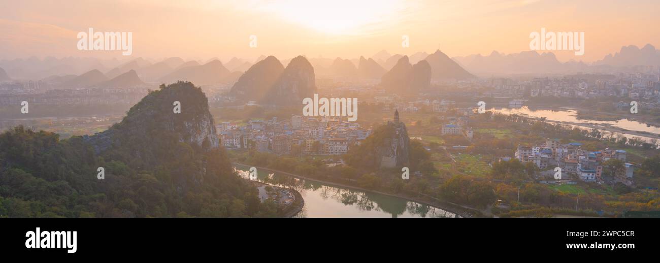 Fernweh. Panoramablick Auf Die Guilin Mountains. Beliebtestes und schönstes Reiseziel in China. Chinesisches UNESCO-Weltnaturerbe in Fog Stockfoto
