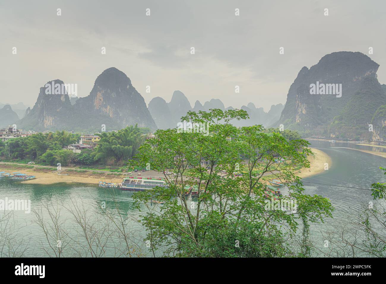 Blick auf den Li-Fluss (Lijiang-Fluss) mit azurblauem Wasser zwischen malerischen Karstbergen im Yangshuo County von Guilin, China. Grüne Hügel auf blauem Himmel Backgr Stockfoto