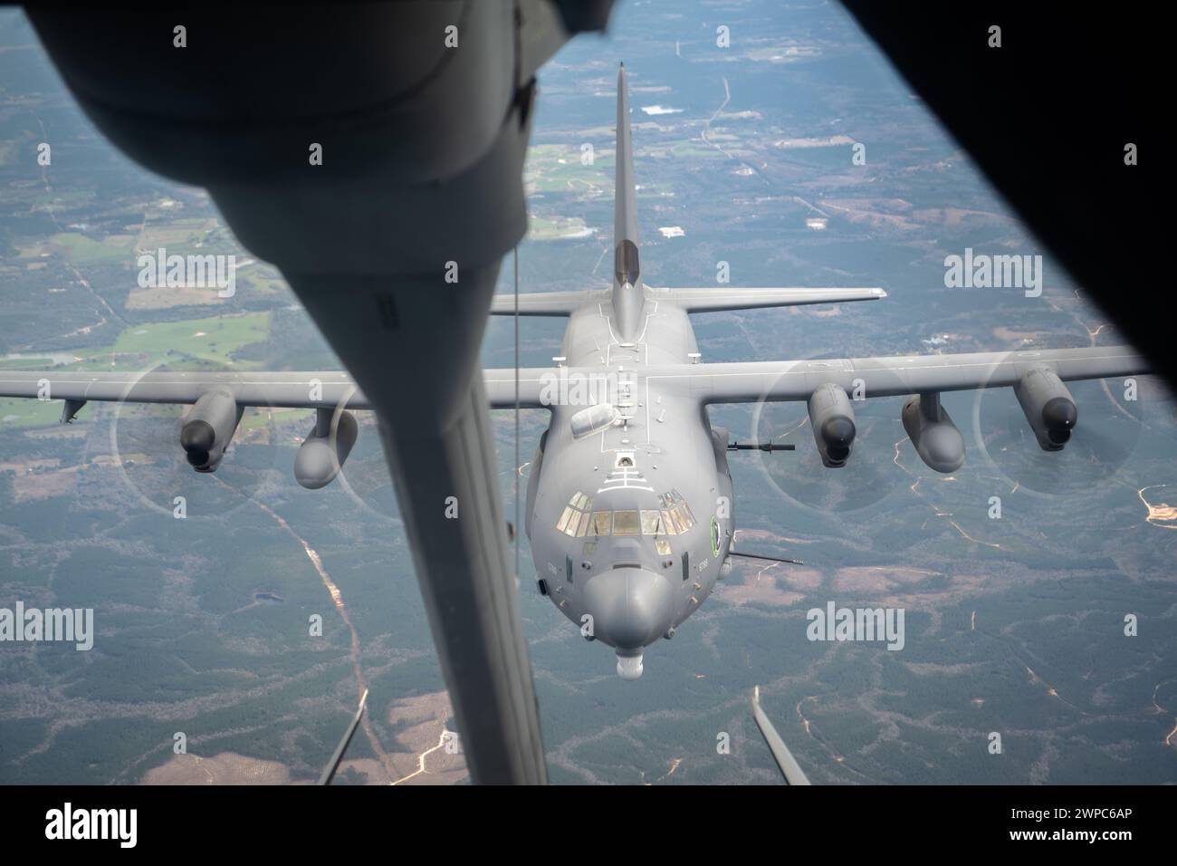 Ein AC-130J Ghostrider der U.S. Air Force, der Hurlburt Field, Florida, zugewiesen ist, betankt mit einem KC-10 Extender Stockfoto