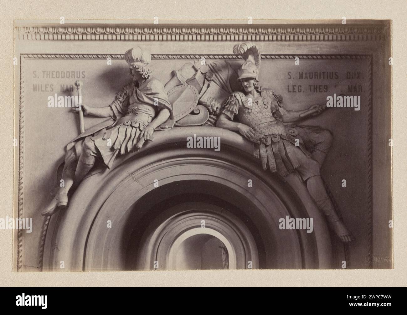 Dekorative Innenausstattung der Kirche St. Piotr und Paw in Vilnius, fotografiert 1912-1913 von Jan BU Hak, hebt architektonische und künstlerische Elemente hervor. Stockfoto