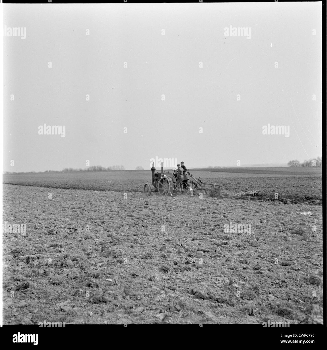 Fotografie des ersten Ursus-Traktors (Nr. 00001), der 1954 bei der Staatsfeuerwehr in Karsk Pyrzycki Feldarbeiten durchführte und dessen Verwendung in der Landwirtschaft zeigt. Stockfoto