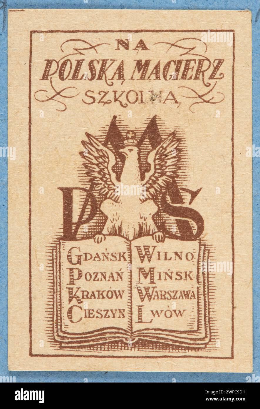 Briefmarke mit PMS-Buchstaben auf einem Buch mit Stadtnamen, verbunden mit der polnischen Schulmatrix, herausgegeben 1913–1921. Stockfoto