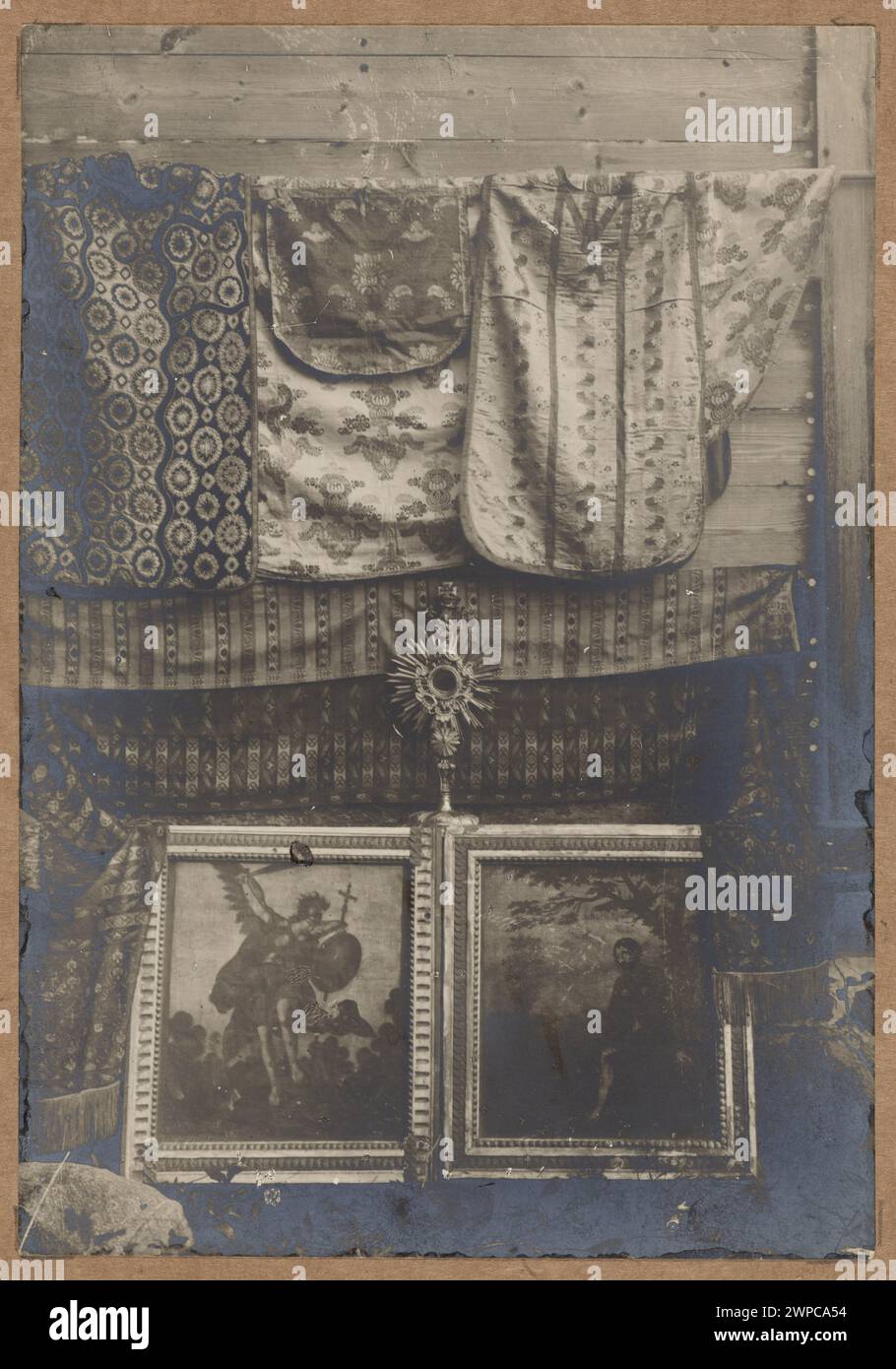 Liturgische Objekte und Kunstwerke in der Kirche St. Michael, Erzengel, Teil der Leon Sapieha Foundation, darunter Keuchen, strahlende Monstranz, Gürtel und zwei Gemälde von Izydor Oracz und W. Hieronim, dokumentiert von Jan Najman im Jahr 1917. Stockfoto