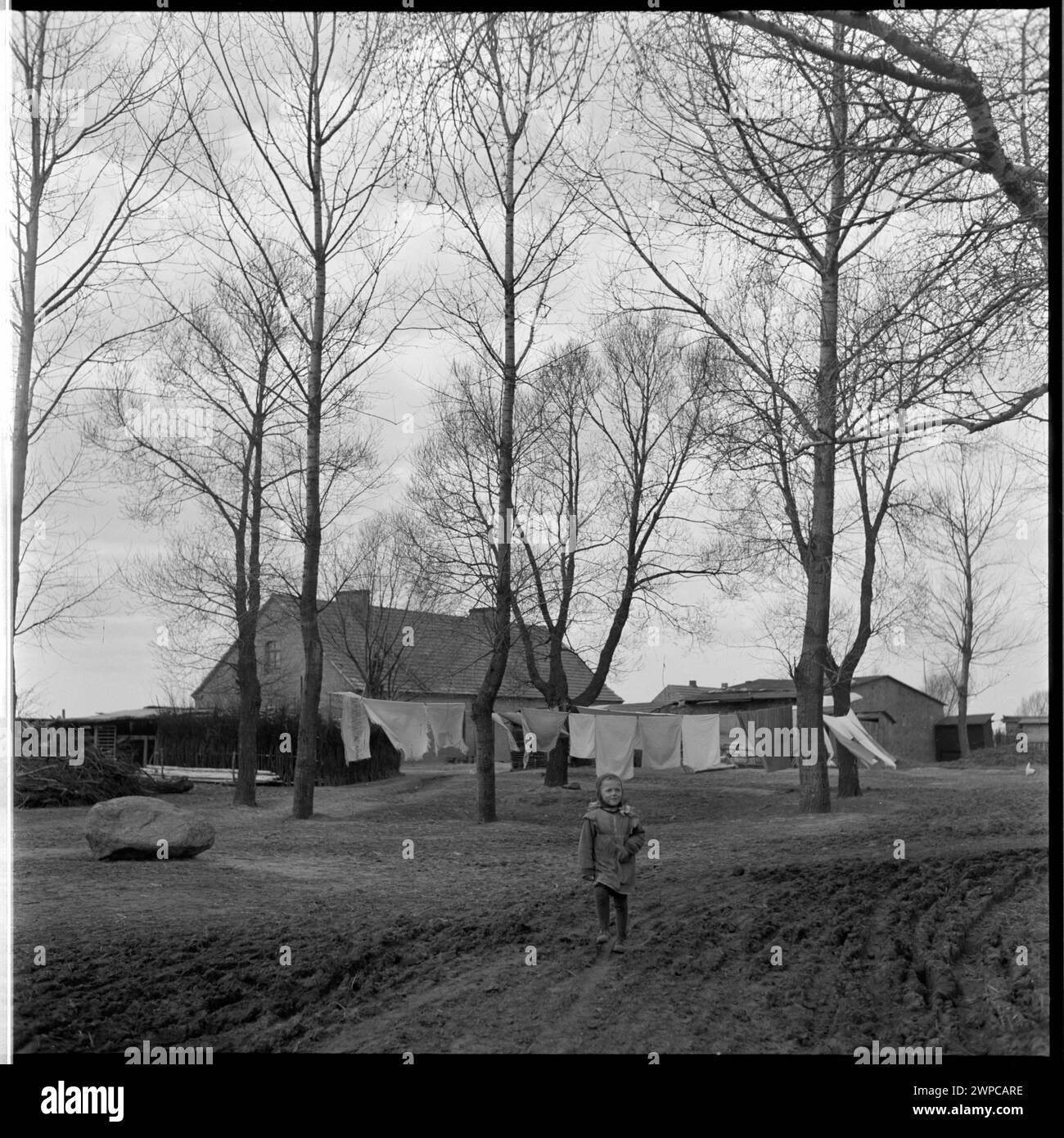 Foto von ländlichen Gebäuden in Karsko Pyrzyckie aus dem Jahr 1954, die das Dorfbild und die Nachkriegsbauten im Zusammenhang mit der frühen Ursus-Traktorproduktion zeigen. Stockfoto