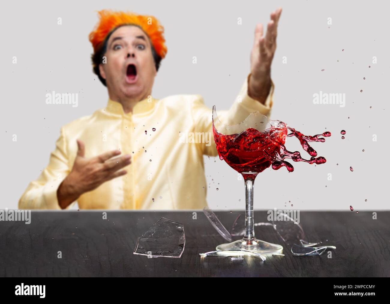 Ein Opernsänger zerbrach mit seinem Gesang ein Glas Rotwein Stockfoto