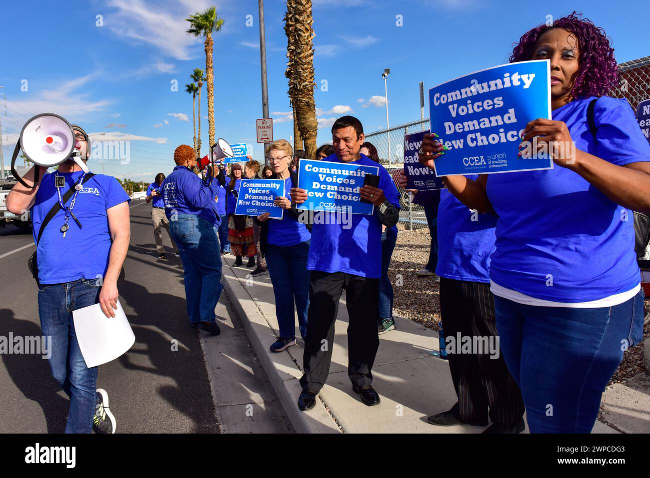 Las Vegas, Nevada, USA, 6. März 2024 – die Clark County Education Association, CCEA, Lehrer und gewerkschaftsmitglieder protestieren in den Büros des Clark County Education Center, um gegen die Treuhänder des Schulrats zu protestieren, einen neuen Superintendenten aus einer nationalen Suche einzustellen, nicht um innerhalb des Bezirks zu werben. Sie wollen den besten Kandidaten für die Position. Das Clark County Nevada School System ist das fünftgrößte der USA. Foto: Ken Howard/Alamy Live News Stockfoto