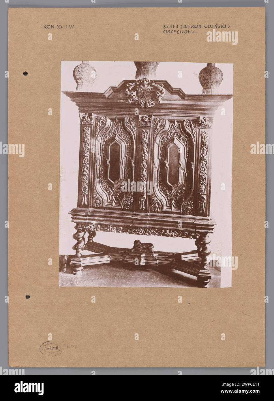 Allgemeine Ansicht eines Gdańsk-Sideboard-Kleiderschranks aus dem späten 17. Jahrhundert, fotografiert im Jahr 1915, mit Holzpaneelen, dekorativen Schnitzereien und Struktur. Stockfoto