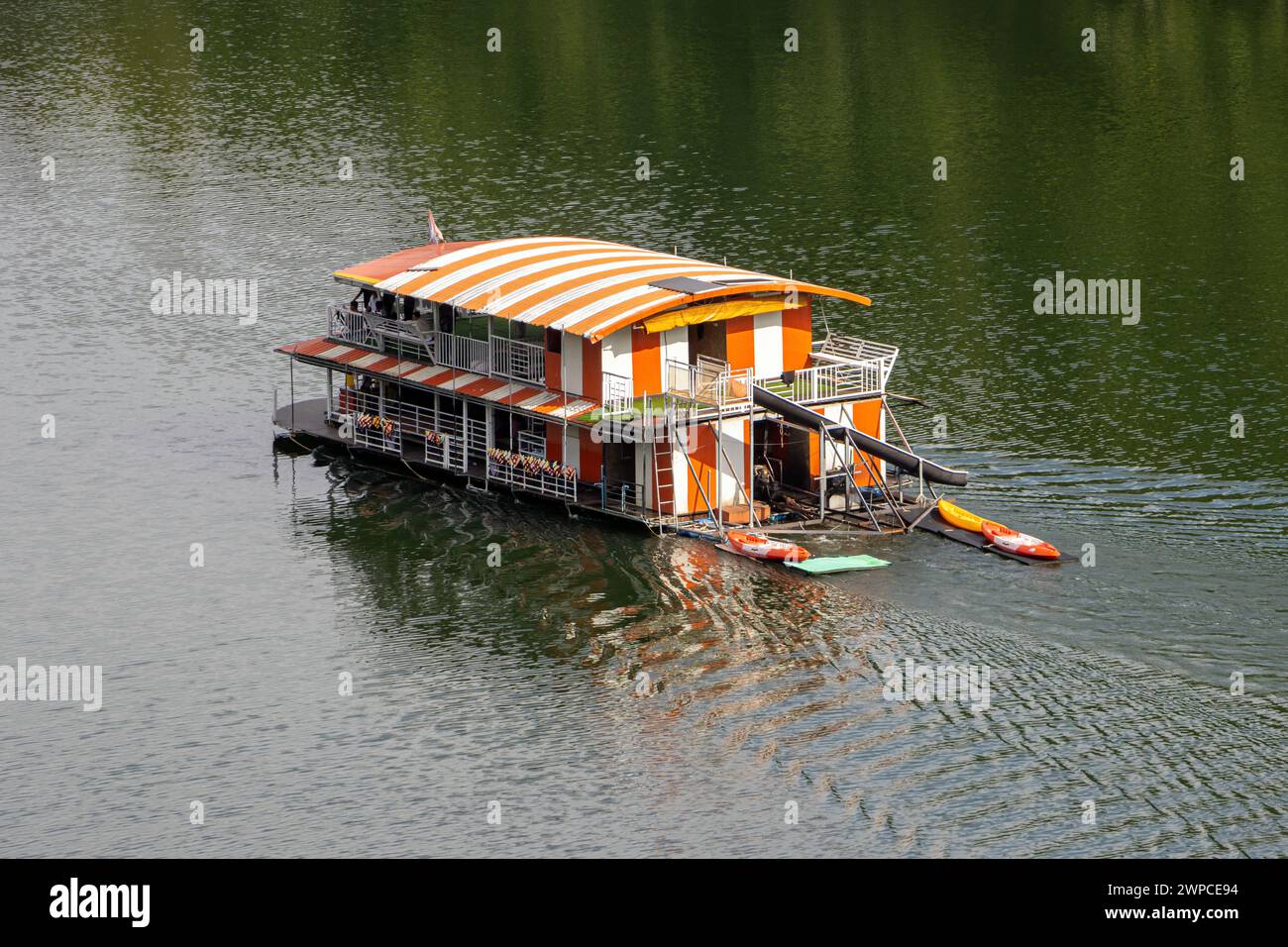 Ein Touristenboot fährt am Damm entlang Stockfoto