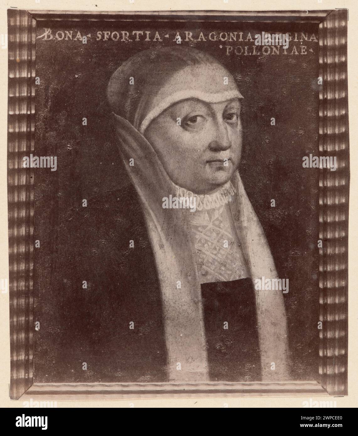 Dieses Porträt zeigt Bona Sforza, die Ehefrau von König Zygmunt Stary von Polen, die um 1900 in einem Fotodruck aufgenommen wurde, der ihr königliches Bild und ihre Kleidung aus dem 16. Jahrhundert illustriert. Stockfoto Dieses Porträt zeigt Bona Sforza, die Ehefrau von König Zygmunt Stary von Polen, die um 1900 in einem Fotodruck aufgenommen wurde, der ihr königliches Bild und ihre Kleidung aus dem 16. Jahrhundert illustriert. Stockfoto