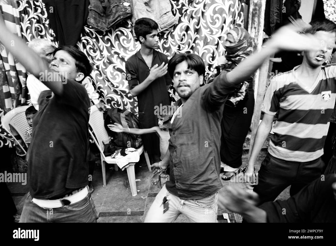 Schiitische Männer, die sich während des Muharram-Trauerfestes der schiitischen Muslime auspeitschen. Mumbai, Indien. Stockfoto