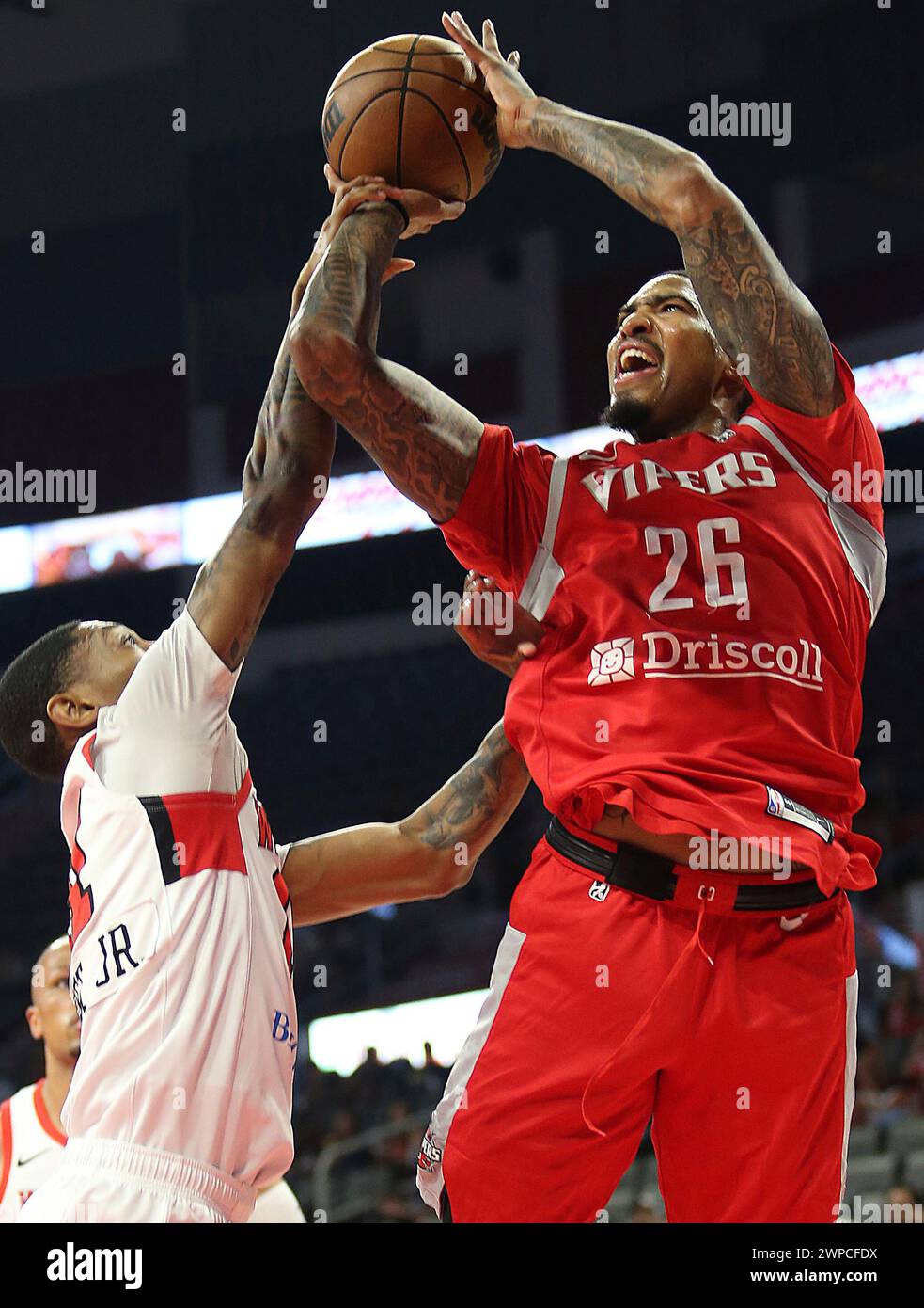 Rio Grande Valley Vipers' Ray Spalding, right, shoots over Windy City Bulls' Ben Coupet Jr., left, during an NBA G League basketball game Wednesday, March 6 2024 in Edinburg, Texas. (Delcia Lopez/The Monitor via AP) Stockfoto