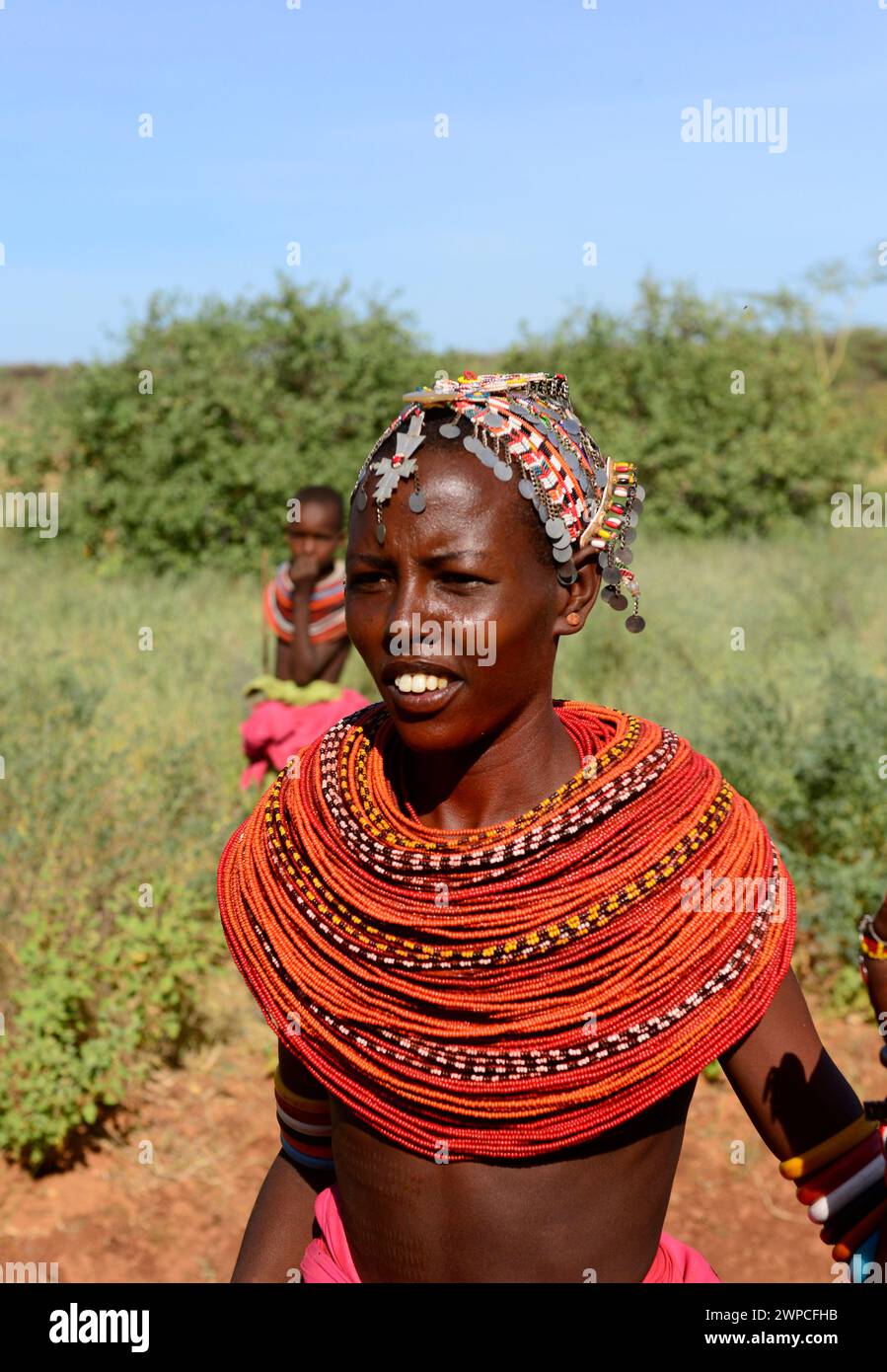 Eine junge Samburu-Frau, die eine traditionelle Halskette mit mehreren Perlen trägt. Laisamis-South Horr Road, Kenia. Stockfoto