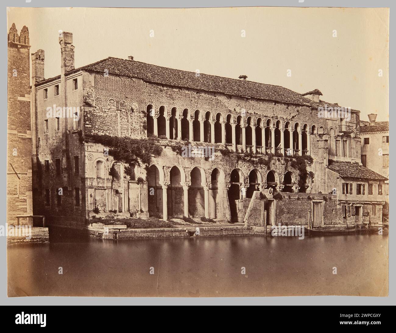 Ein fotografischer Abdruck des Fondaco dei Turchi in Venedig, gedruckt von einem Glasnegativ mit Albuminpapier, mit den Abmessungen 25,5 x 33,9 cm, montiert auf einem Passepartout von 35 x 50 cm. Stockfoto Ein fotografischer Abdruck des Fondaco dei Turchi in Venedig, gedruckt von einem Glasnegativ mit Albuminpapier, mit den Abmessungen 25,5 x 33,9 cm, montiert auf einem Passepartout von 35 x 50 cm. Stockfoto