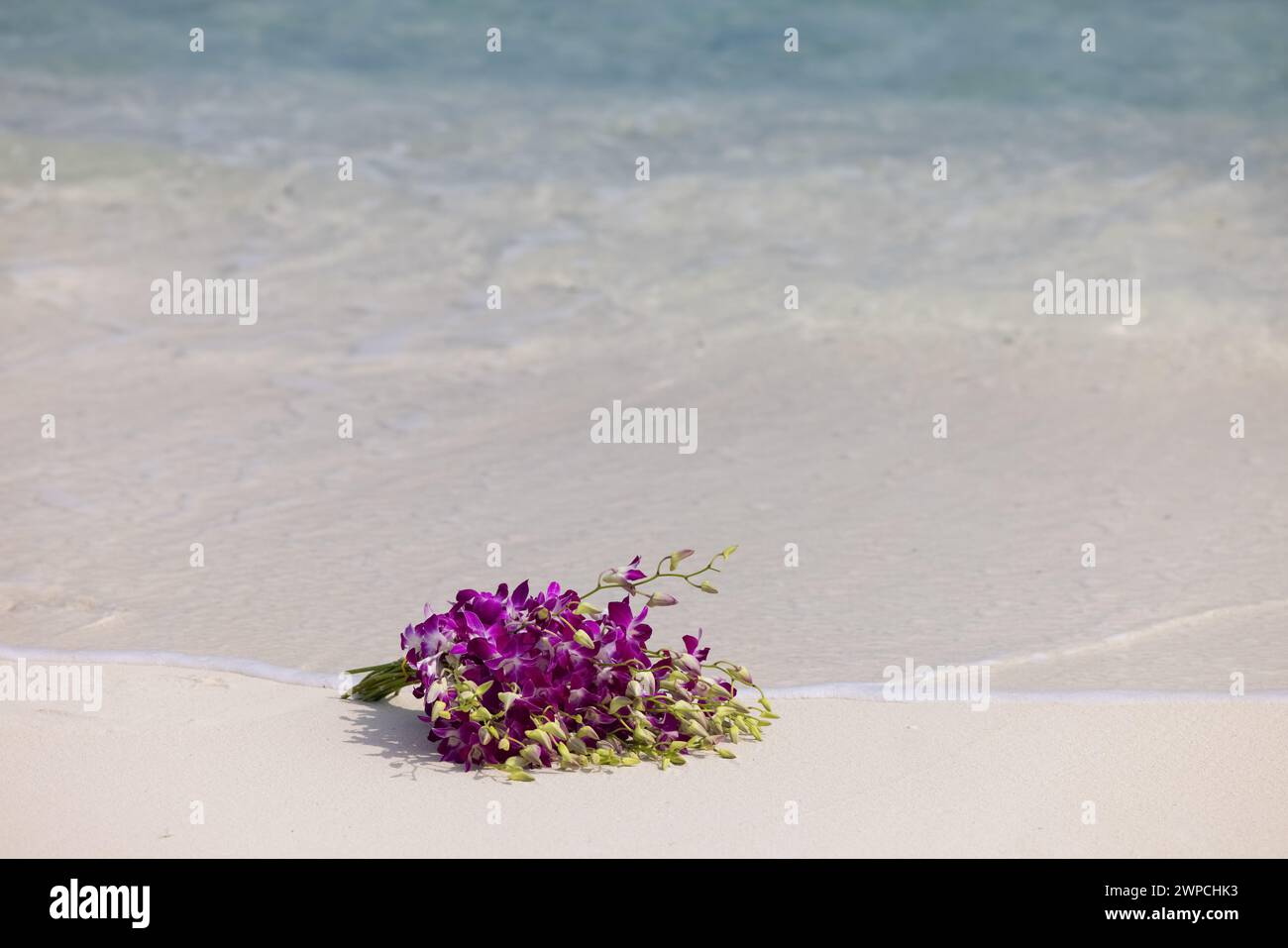 Wunderschöner Brautstrauß am Strand der Malediven Stockfoto