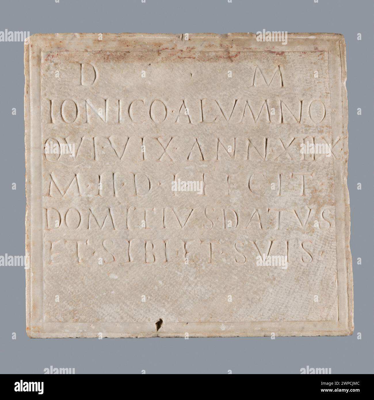 Grabstein aus dem 2. Jahrhundert, ein gemeißelter Stein, der ein Grab aus der Antike markiert. Stockfoto Grabstein aus dem 2. Jahrhundert, ein gemeißelter Stein, der ein Grab aus der Antike markiert. Stockfoto