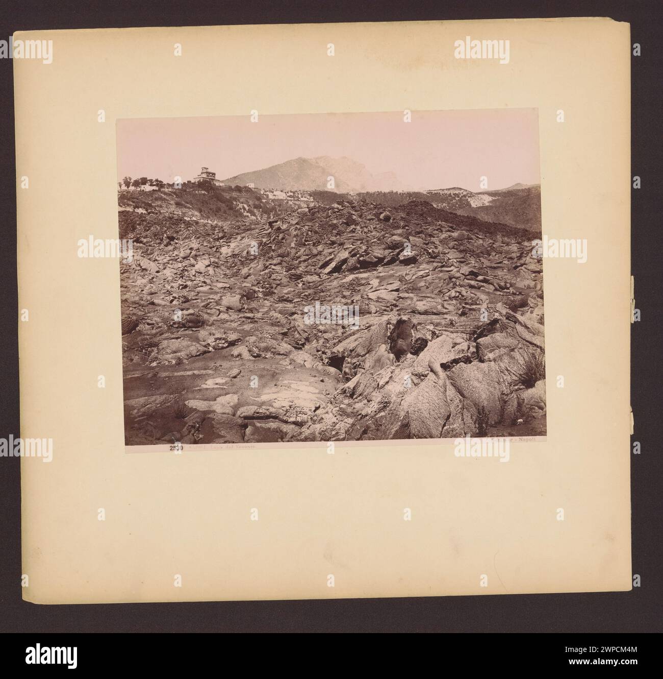 Neapel. Lava del Vesuvio [Vesuv. Lavafelder, in der Ferne Osservatorio Vesuviano]; Sommer, Giorgio (1834-1914); um 1884 (1884-00-00-1884-00); Stockfoto