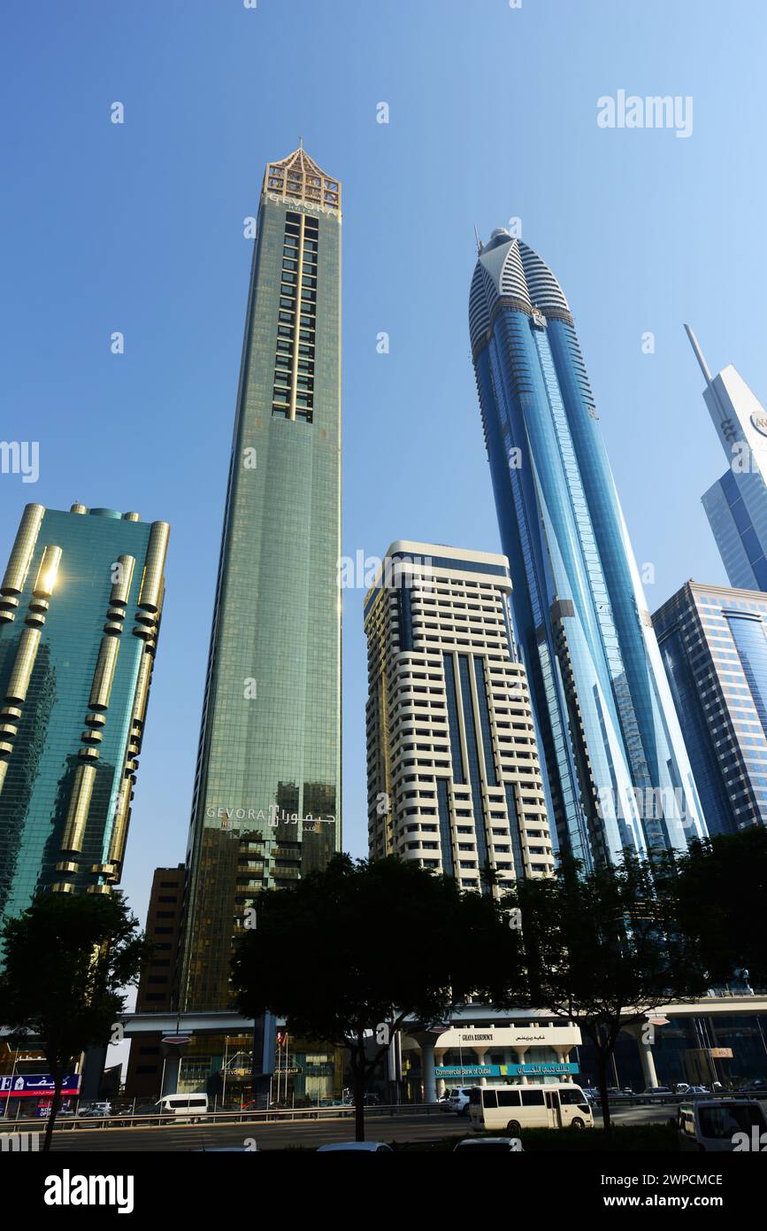 Moderne Wolkenkratzer entlang der Sheikh Zayed Rd im Finanzzentrum in Dubai, VAE. Stockfoto