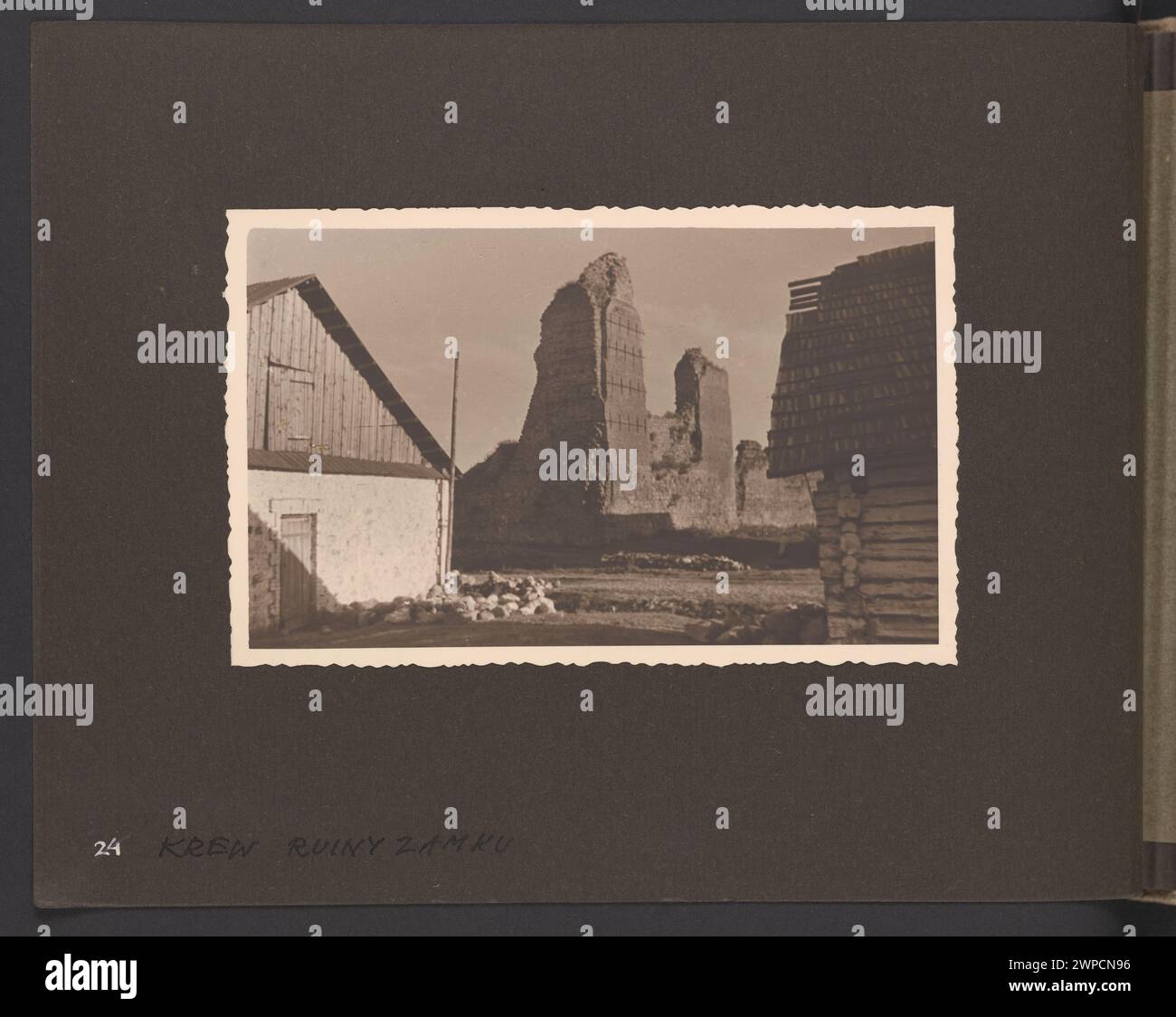 Fotografie der Burgruine von Edmund und Boles Zdanowscy aus den 1930er Jahren, gedruckt auf brominfarbenem Fotopapier, 8,7 x 13,9 cm auf einer Karte von 16,7 x 24,7 cm. Stockfoto