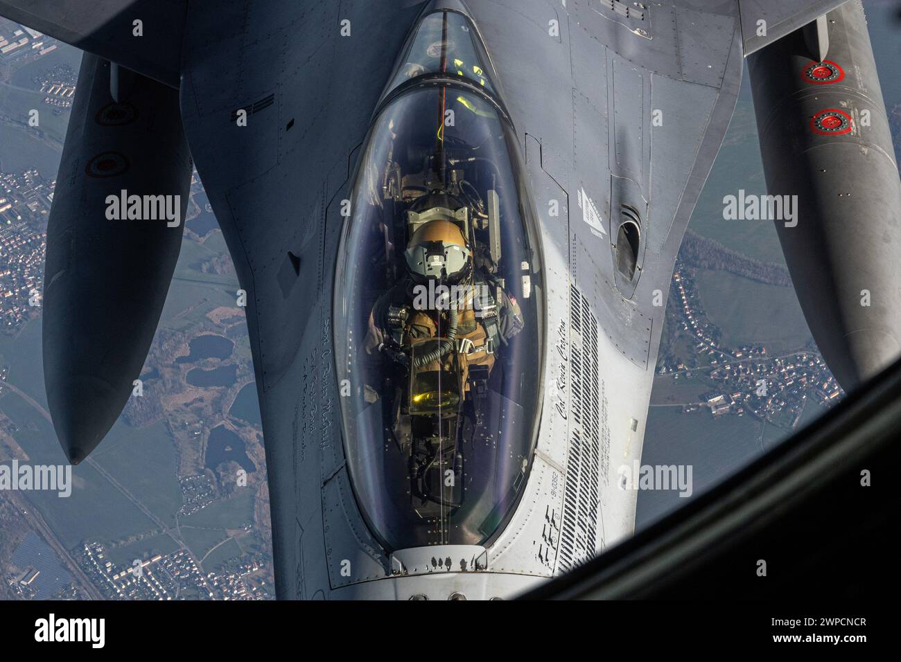 Deutschland. Februar 2024. Ein F16 Fighting Falcon der US Air Force vom 52nd Fighter Wing, Spangdahlem Air Base, Deutschland, erhält Treibstoff von einem KC-135 Stratotanker vom 100th Air Betanking, Royal Air Force Mildenhall, England, während einer Agile Combat Employment Movement am 29. Februar 2024. ACE im europäischen Theater betont Agilität und die Fähigkeit, sich an sich ändernde Bedrohungsumgebungen anzupassen, indem er einen dynamischen Ansatz zur schnellen Verteilung, Neupositionierung und Bedienung von mehreren verteilten Standorten aus verfolgt (Credit Image: © Christopher Campbell/U.S.) Air Force/ZUMA Press Wir Stockfoto