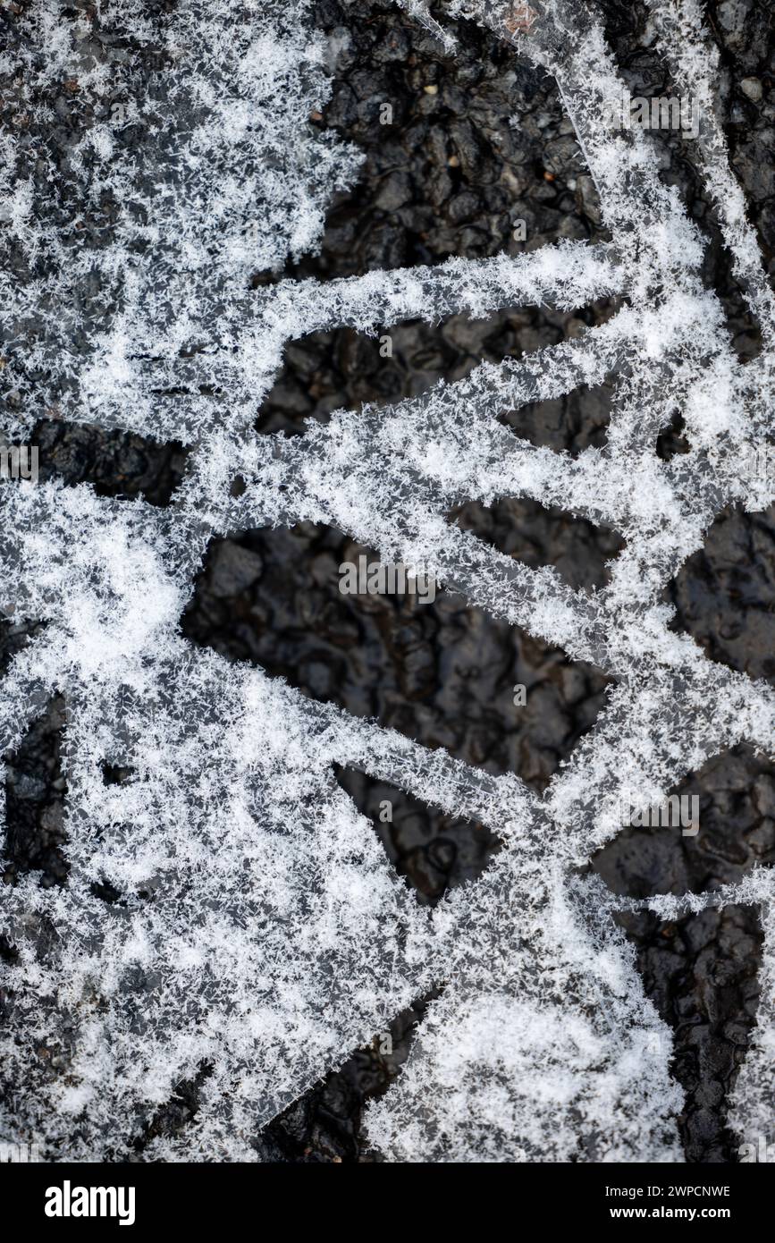 Natürlicher abstrakter Winterhintergrund, gefrorenes Wasser mit bizarren Mustern, Makrobild Stockfoto