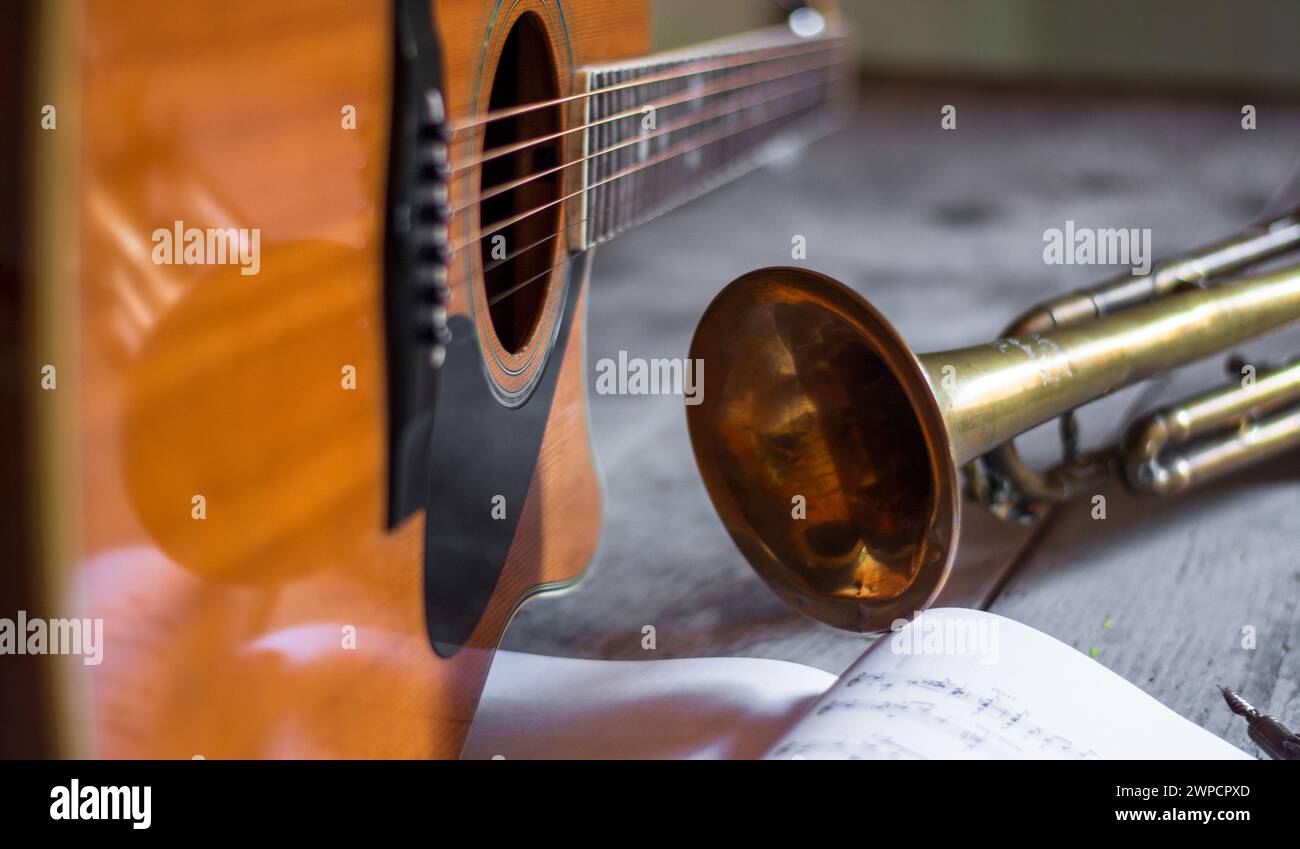 Eine Gitarre, eine Trompete und die Noten einer neuen Melodie Stockfoto