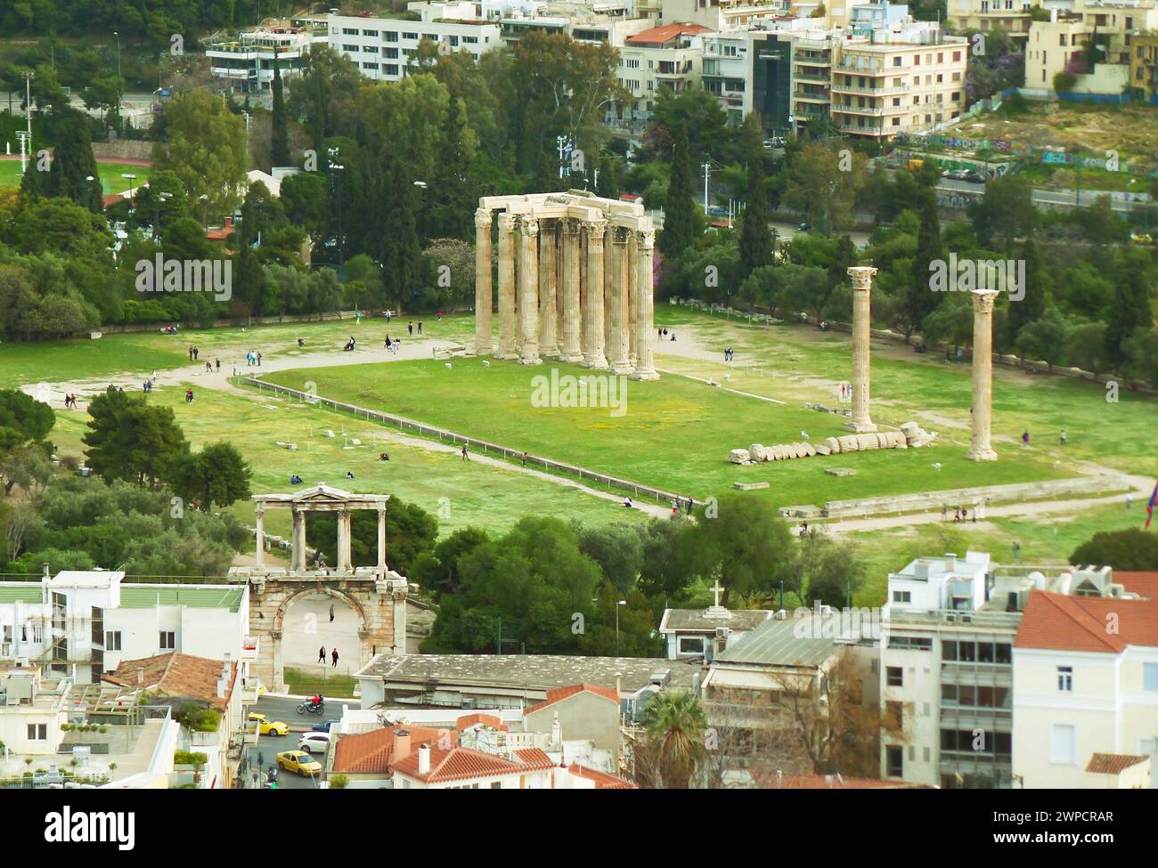 Fantastischer Blick aus der Vogelperspektive auf den Hadriansbogen und den Tempel des Olympischen Zeus von der Akropolis von Athen, Griechenland Stockfoto