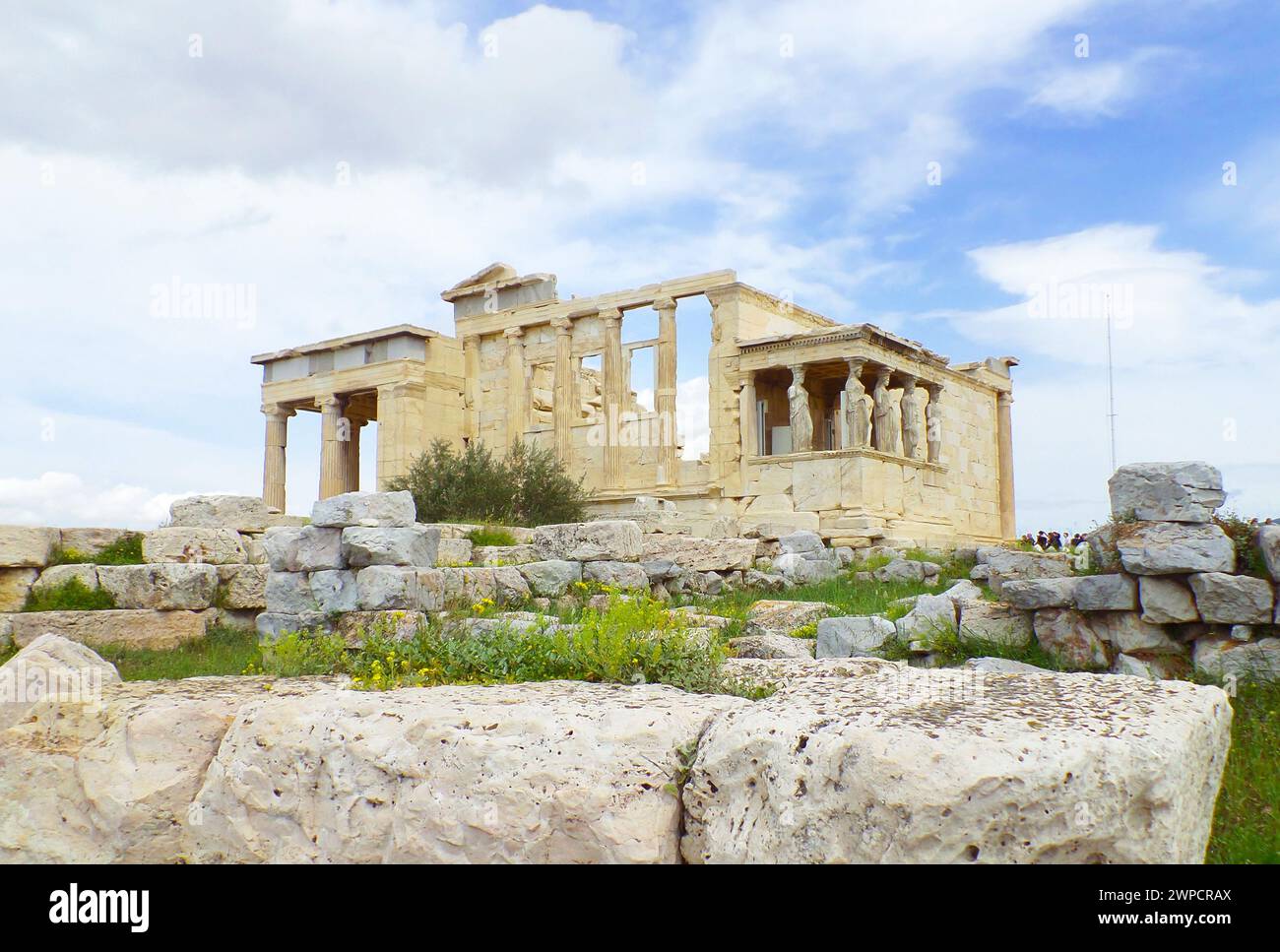 Das Erechtheum oder das Erechtheion mit der Caryatiden-Veranda, einem antiken Ionischen Tempel auf der Akropolis von Athen, Griechenland Stockfoto