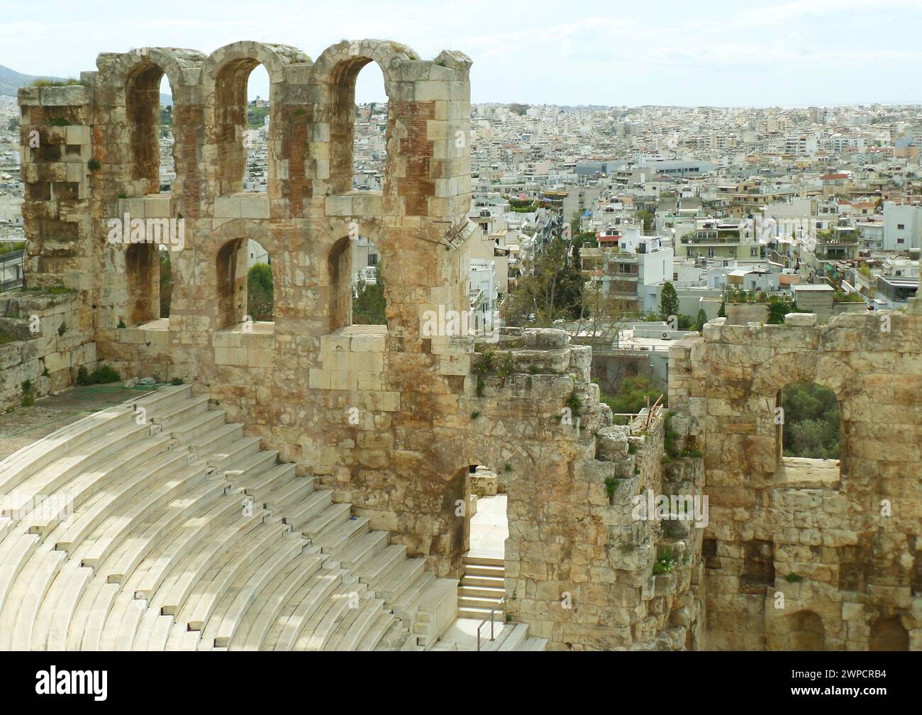 Odeon of Herodes Atticus Theatre, das sich am Südwesthang der Akropolis von Athen befindet Stockfoto