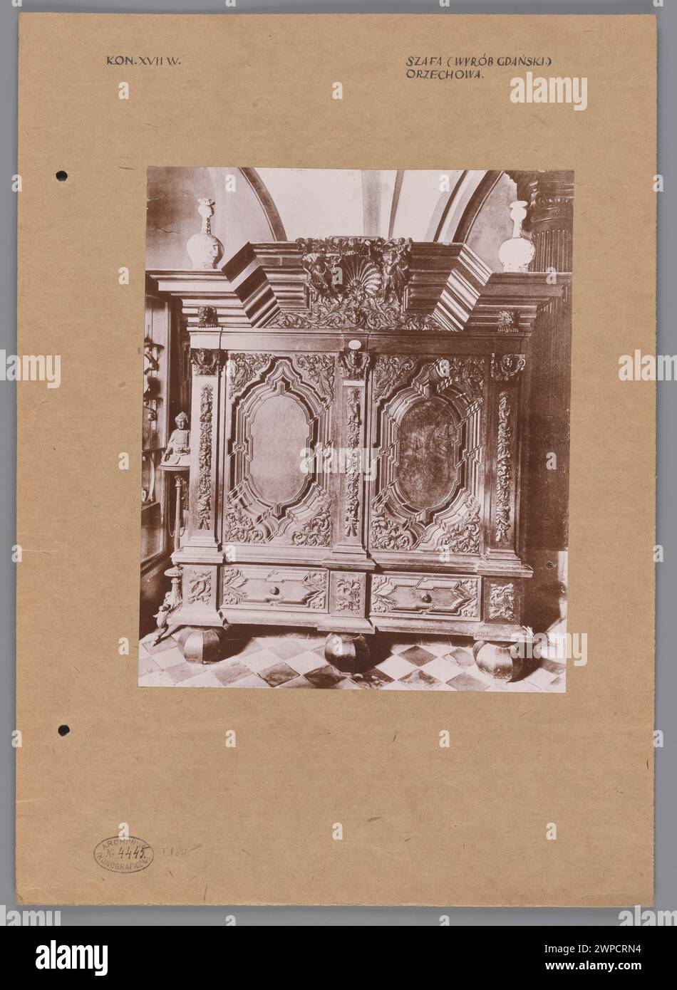 Allgemeine Ansicht eines Kleiderschranks von Gdańsk aus dem späten 17. Jahrhundert, fotografiert 1915, mit Holzpaneelen und dekorativen Details. Stockfoto