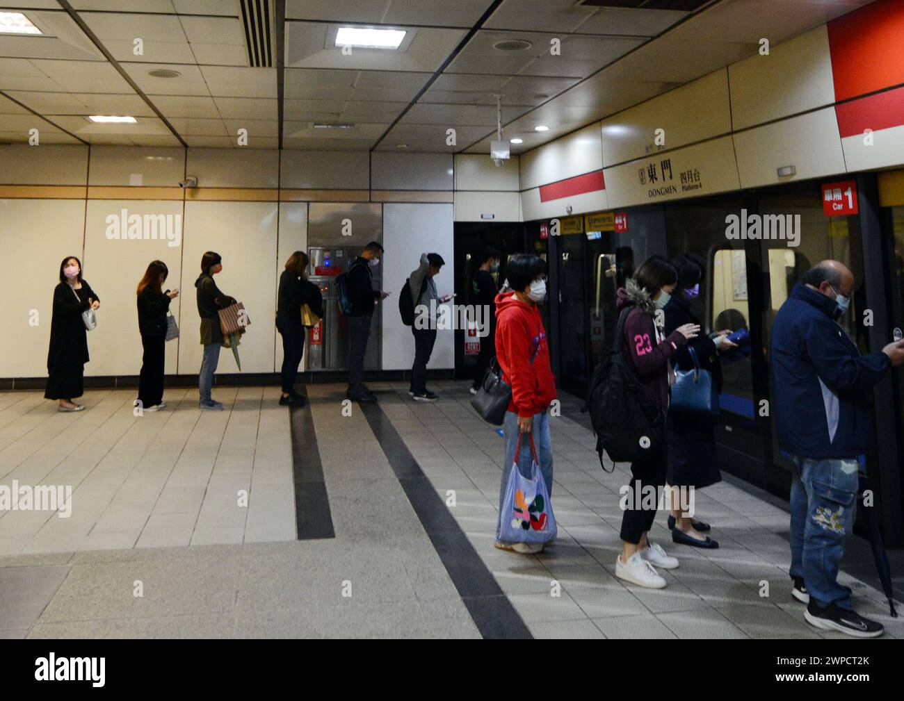 Passagiere, die am Bahnhof Dongmen in Taipei, Taiwan, zum U-Bahn-Zug fliegen. Stockfoto